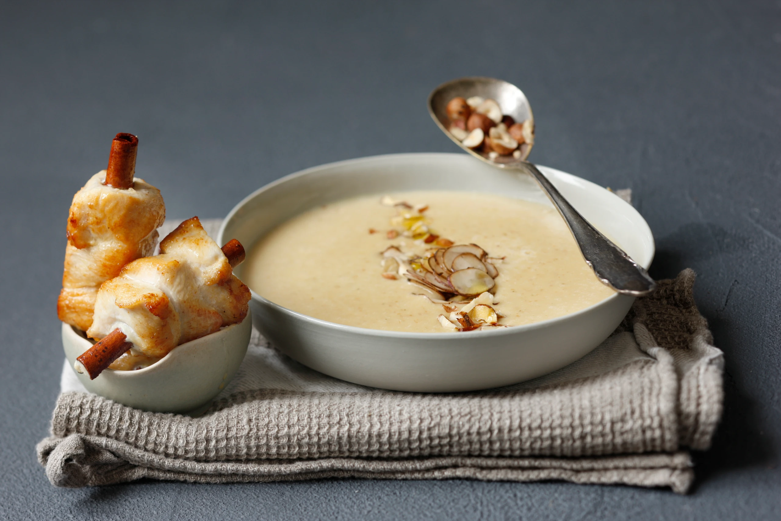 Topinambursuppe mit Hühner-Zimt-Spieß