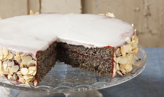 Mohntorte mit Zuckerglasur