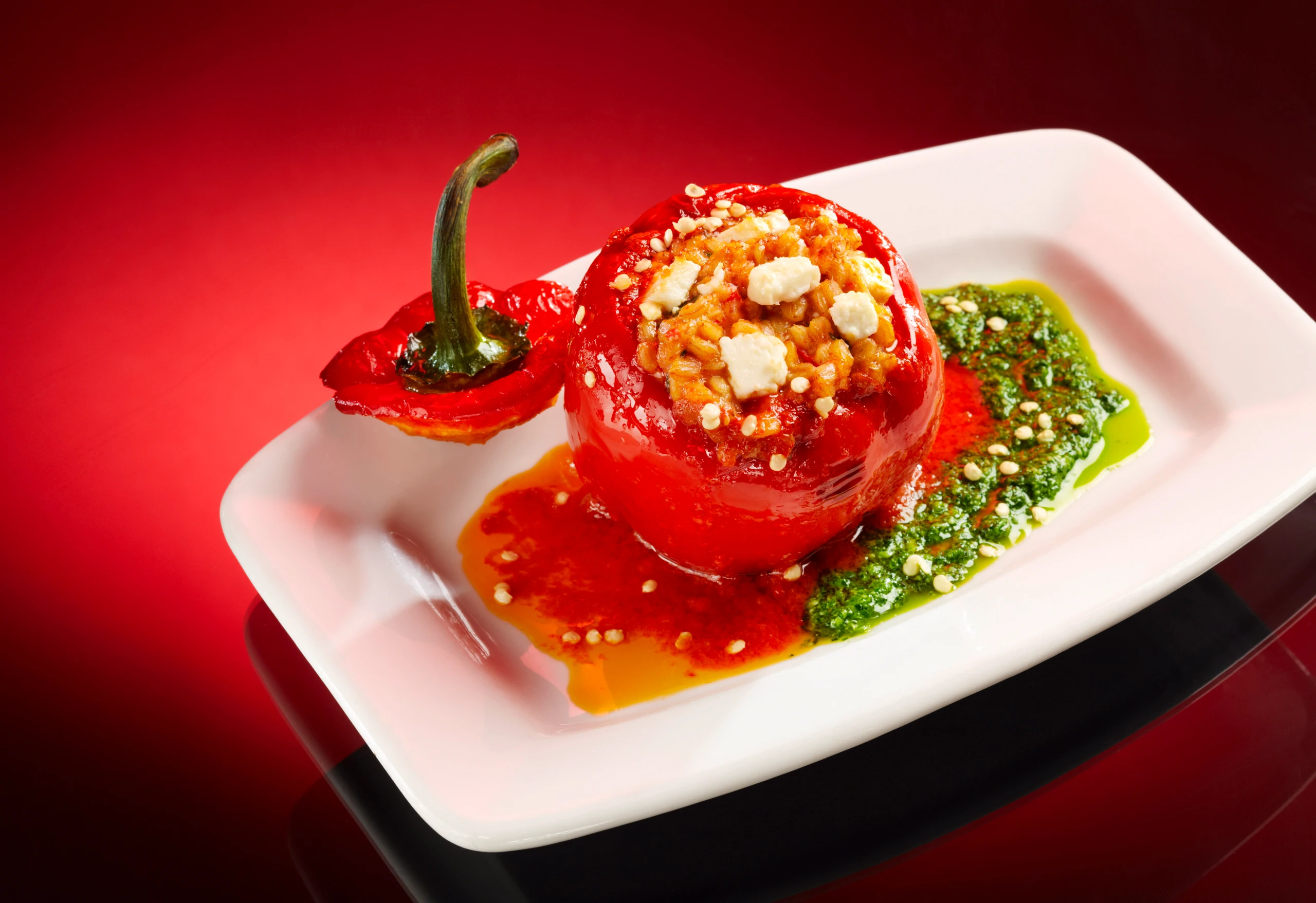 Gefüllte Paprika mit Einkornreis und Feta