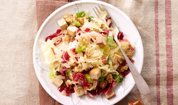 Krautsalat mit Nüssen und Tofu