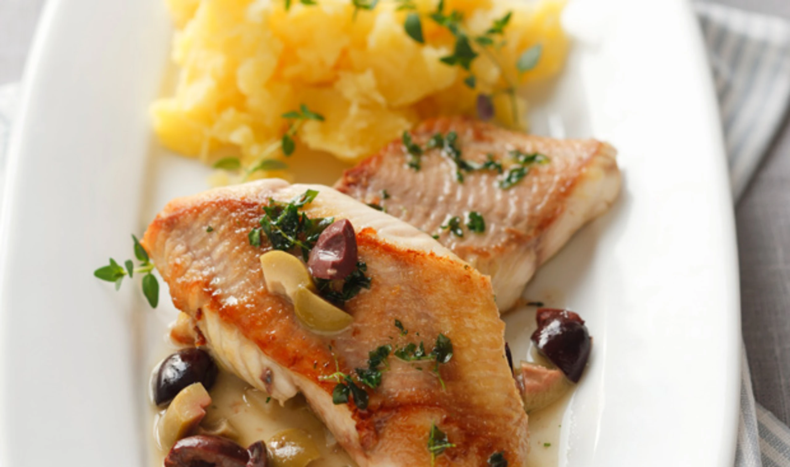 Welsfilets mit Olivensauce