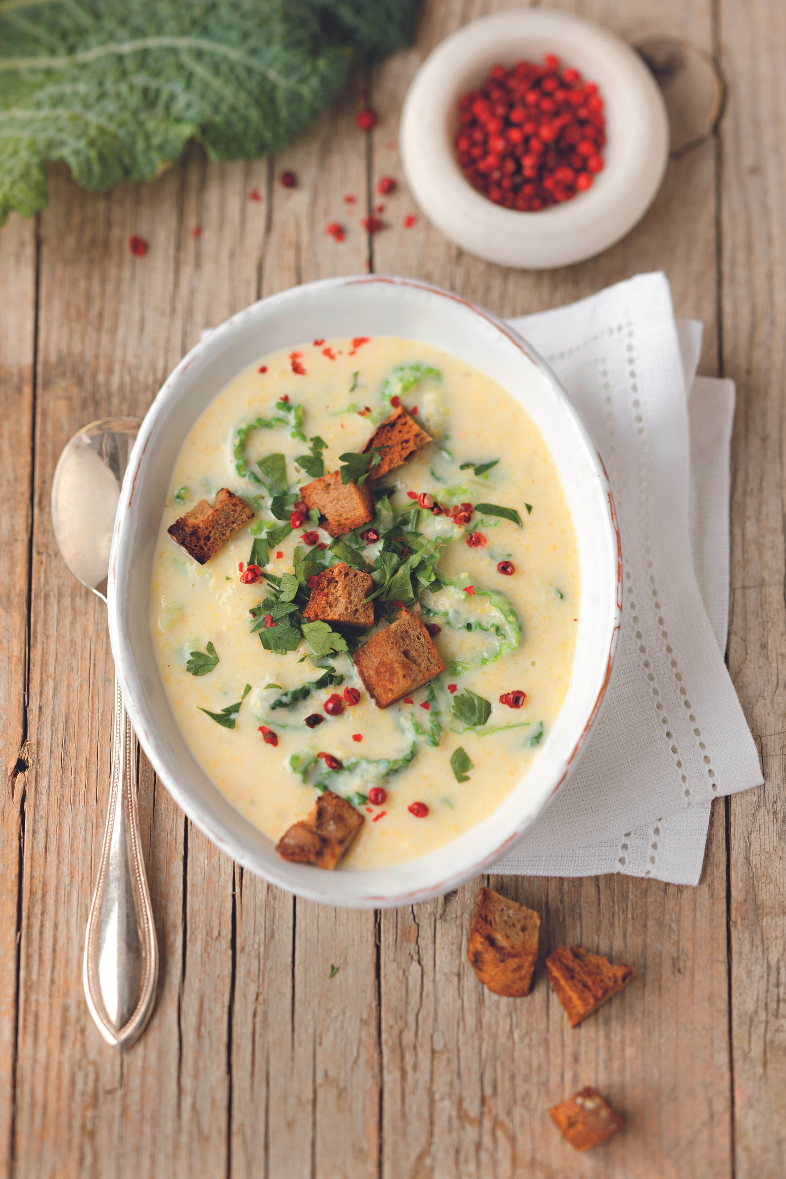 Polentasuppe mit Kohl und Croûtons