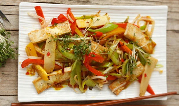 Gebratenes Streifengemüse mit Tofu