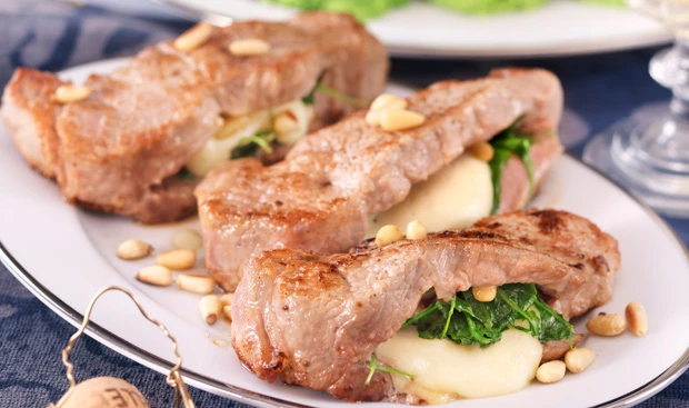 Gefüllte Kalbssteaks mit Erbsenpüree