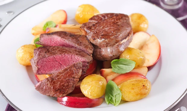 Rinds-Tournedos mit Bratäpfeln und Babyerdäpfeln