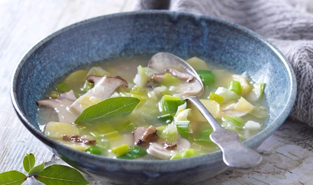 Suppe mit Pilzen, Kraut und Erdäpfeln