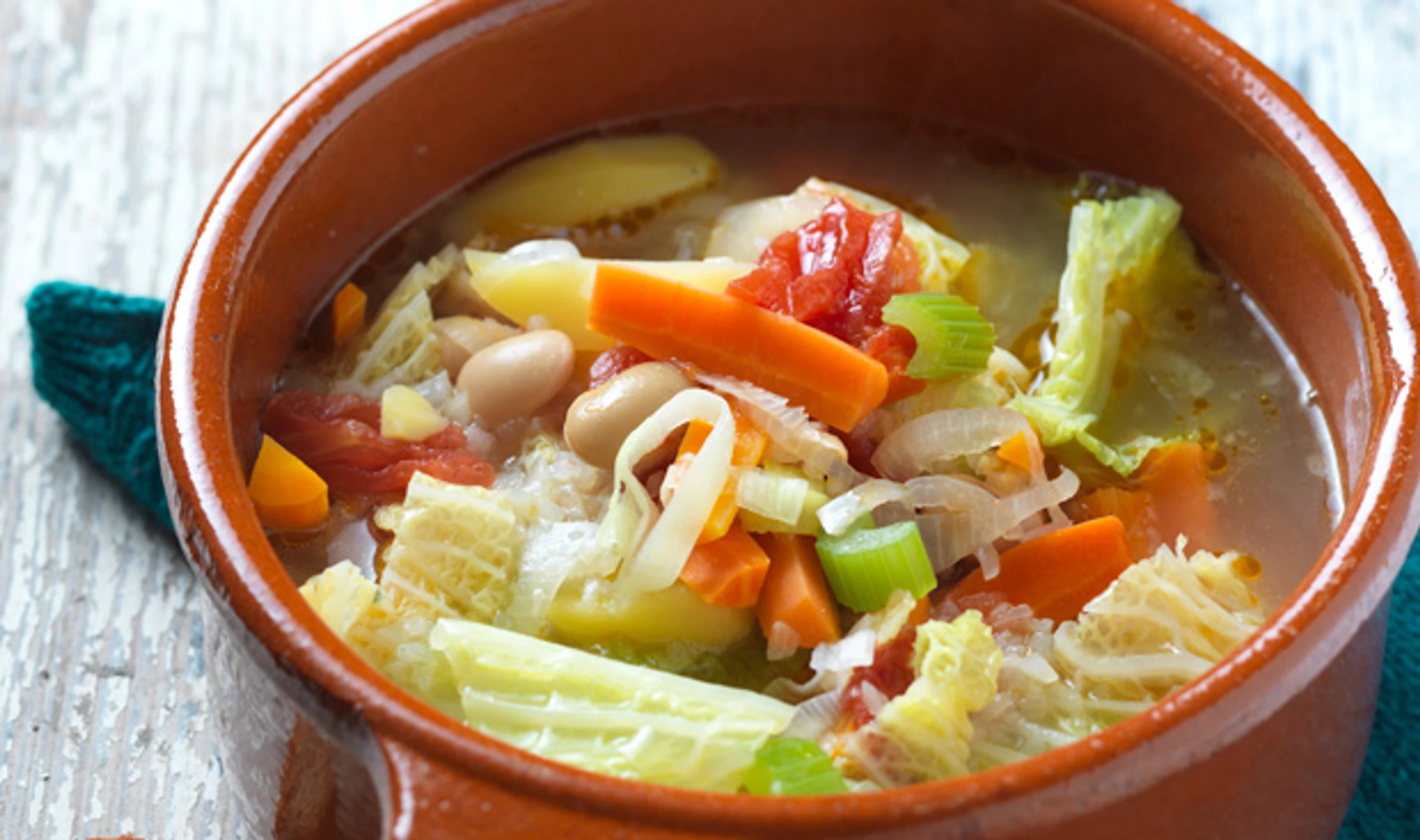 Spanischer Gemüsetopf mit Kohl und Bohnen