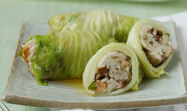 Chinakohlwickler mit Reis und Tofu