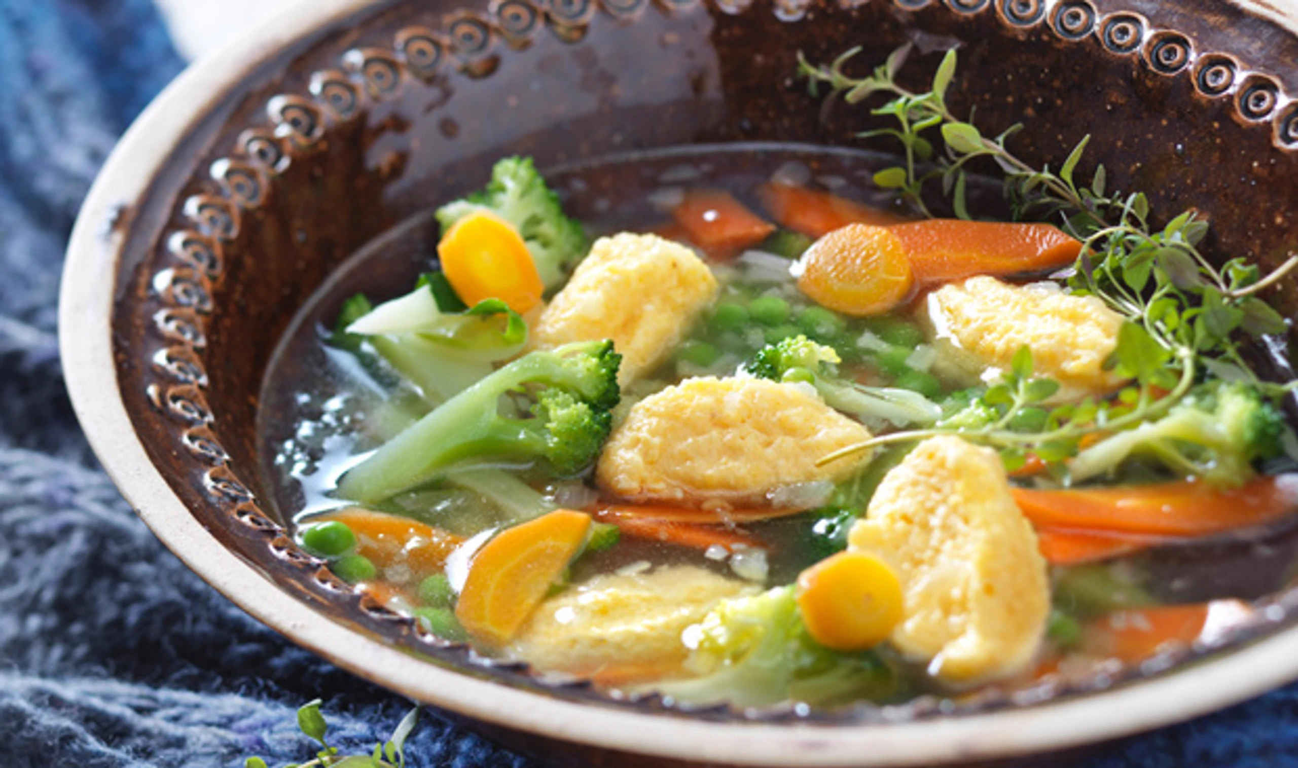 Suppe mit Brokkoli, Karotten und Erbsen