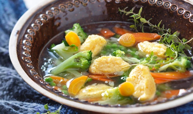 Suppe mit Brokkoli, Karotten und Erbsen