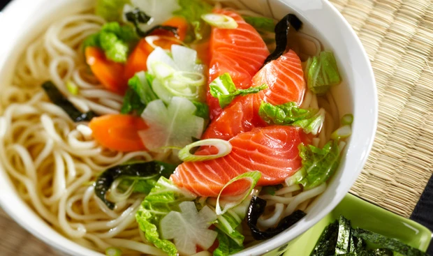 Sake no udon-nabe: Japanischer Nudeltopf mit Lachs