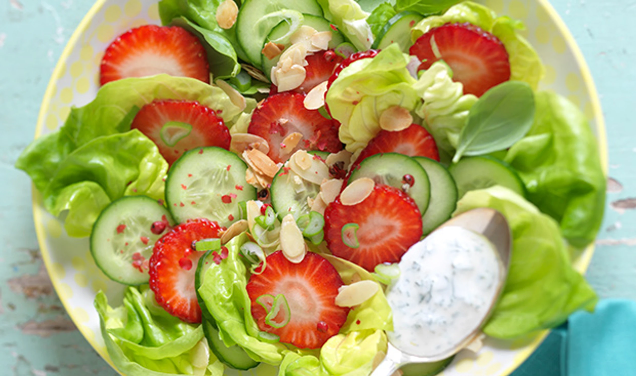 Salat mit Erdbeeren, Gurken und Basilikumdressing