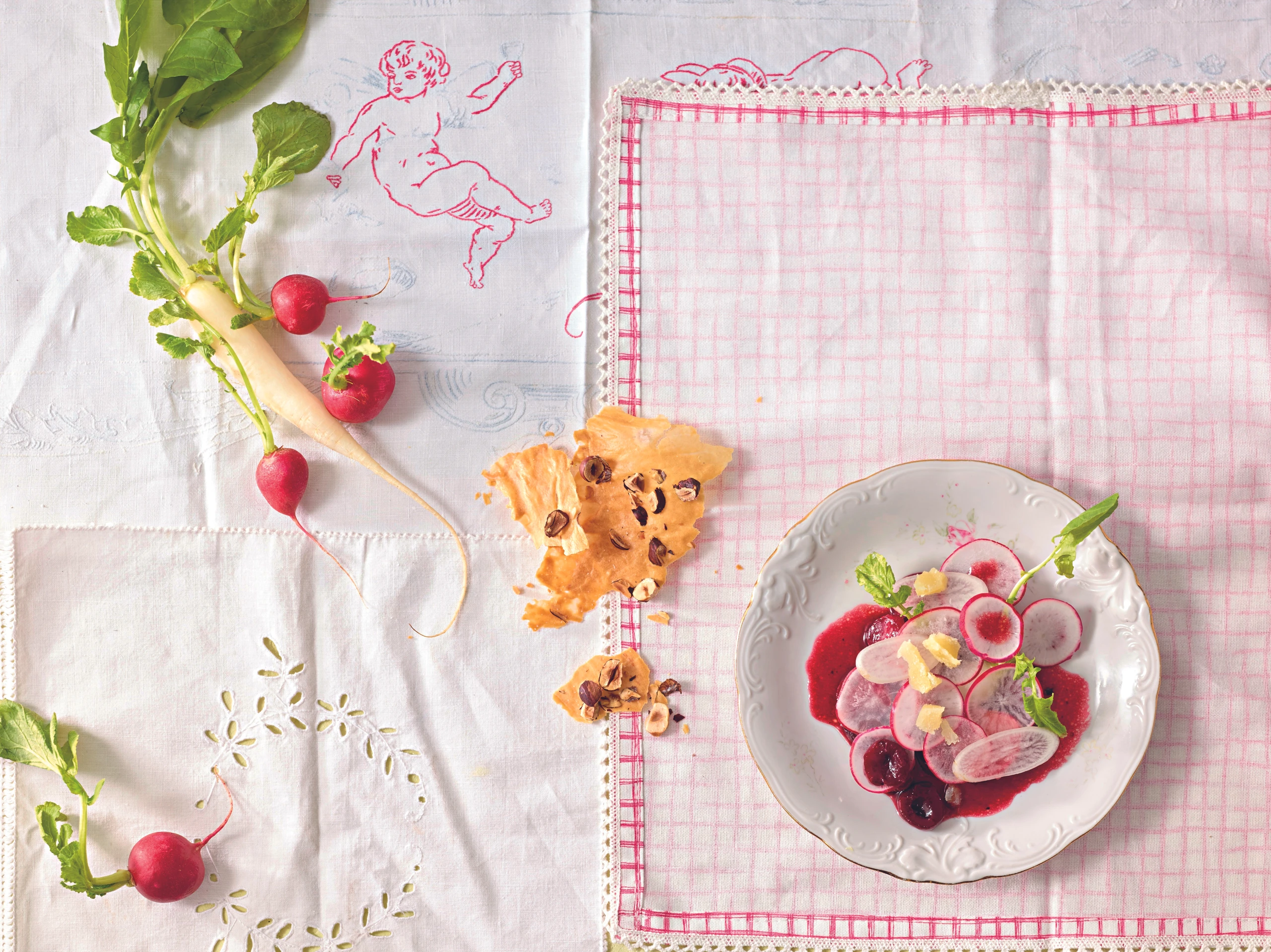 Radieschen-Carpaccio mit Kirschen und Nussknusper