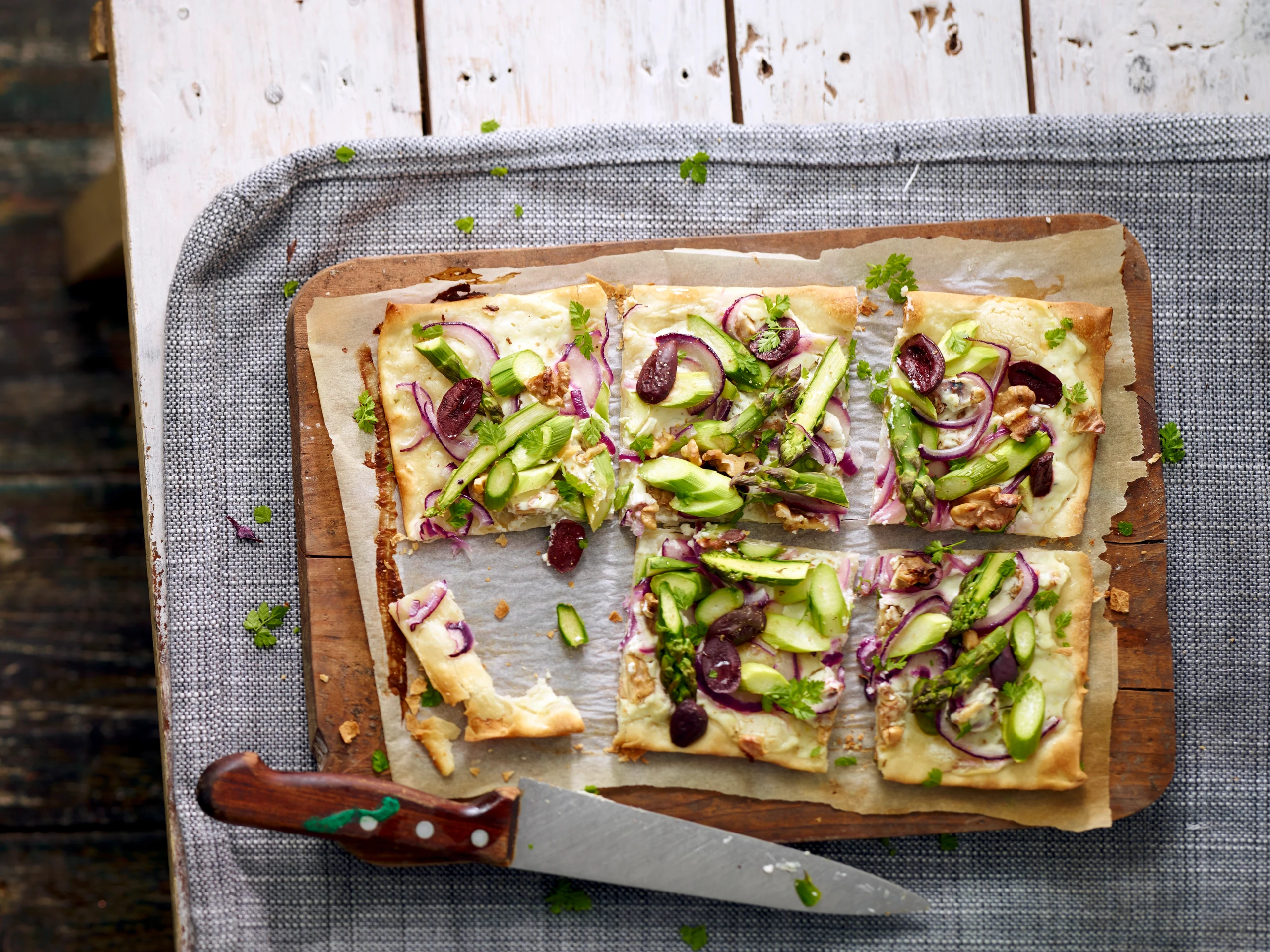 Flammkuchen mit Spargel und Nüssen