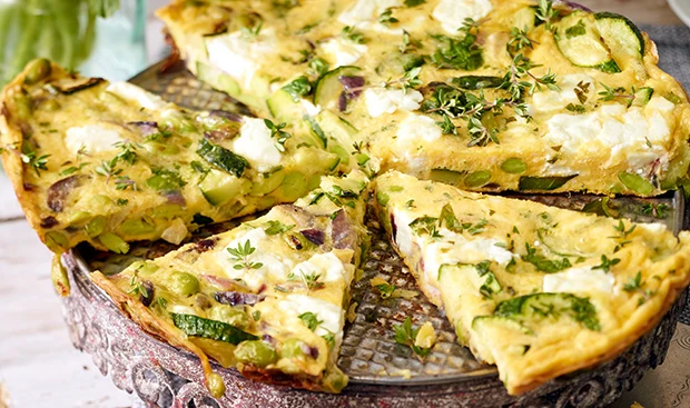 Frittata mit Zucchini, Sojabohnen und Schafkäse