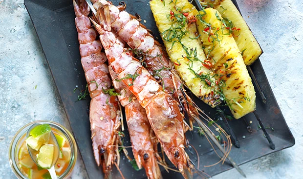 Riesengarnelen und Ananas vom Grill mit Chili-Limettensauce