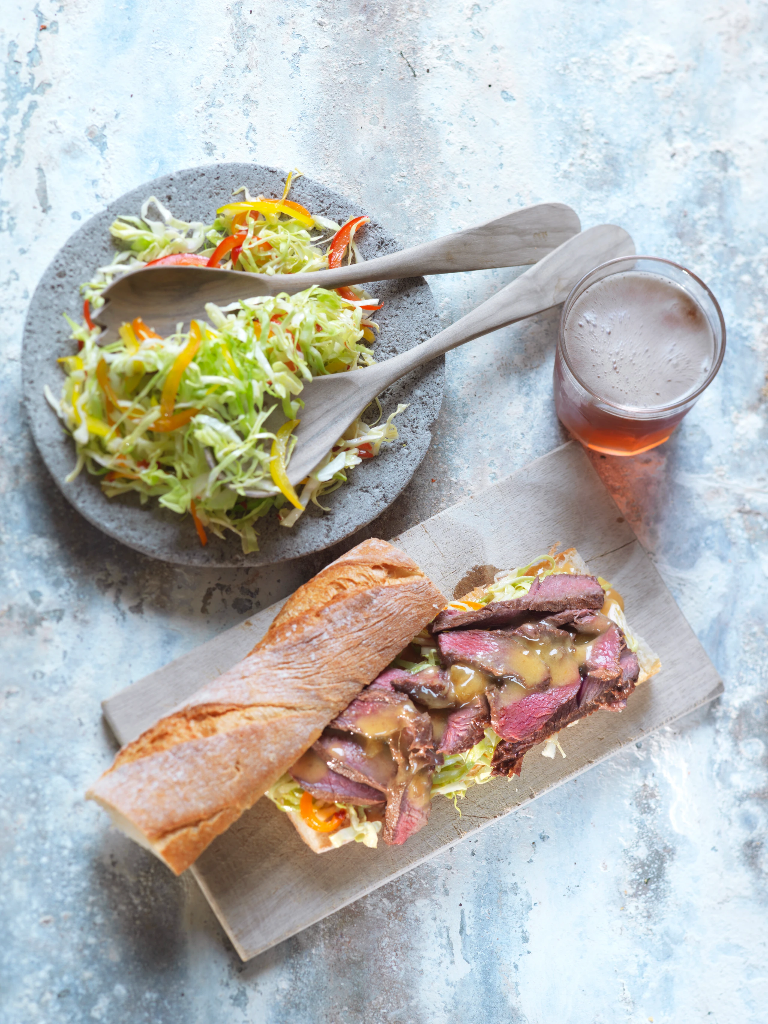 Gegrilltes Straußensteak-Sandwich mit Chakalaka-Krautsalat