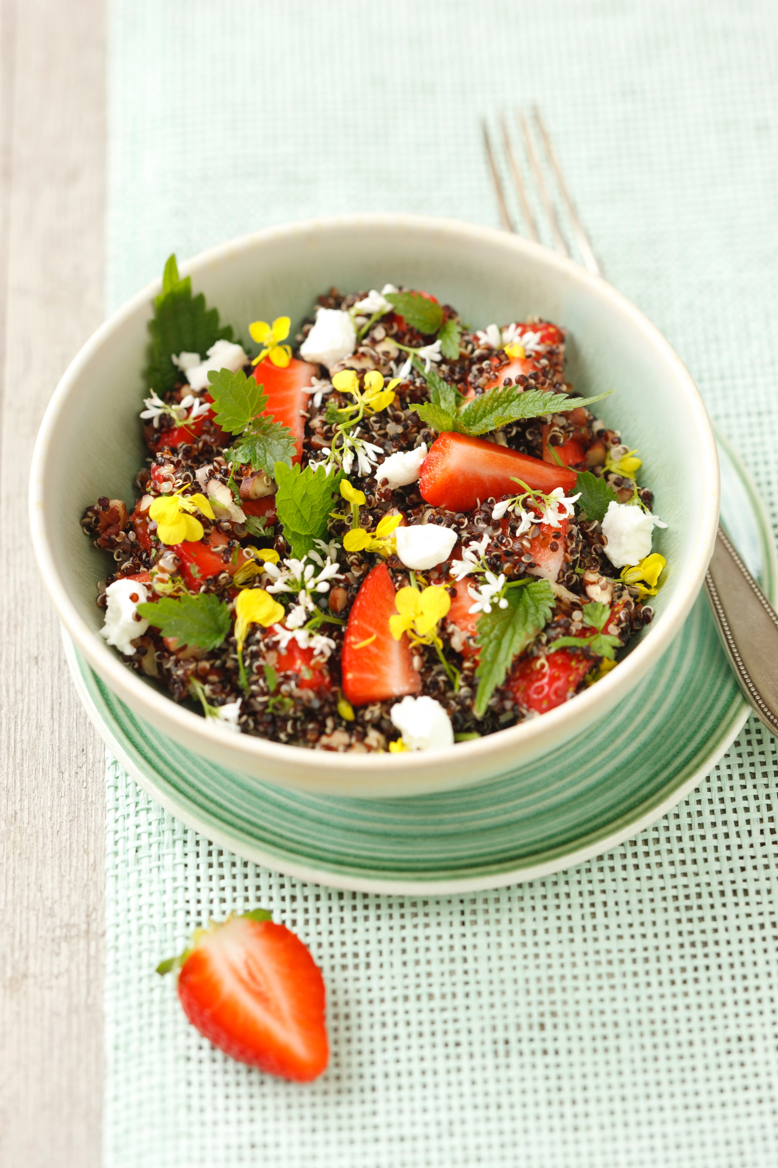 Quinoa-Erdbeer-Salat mit Ziegenfrischkäse