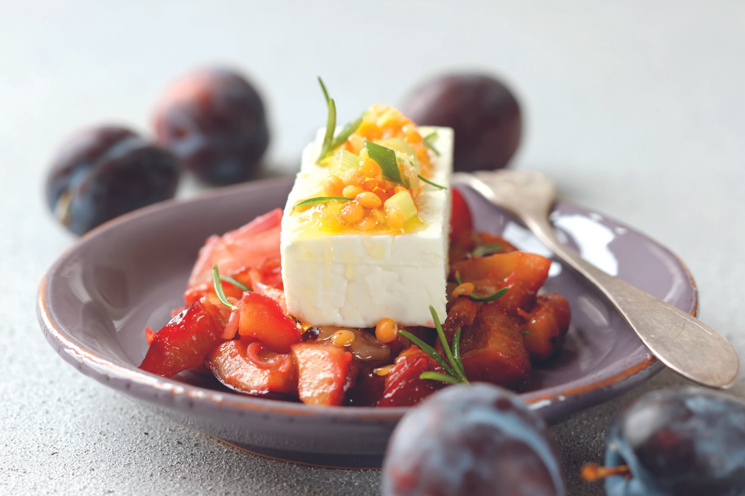 Schafkäse mit gebratenen Zwetschken und Linsen
