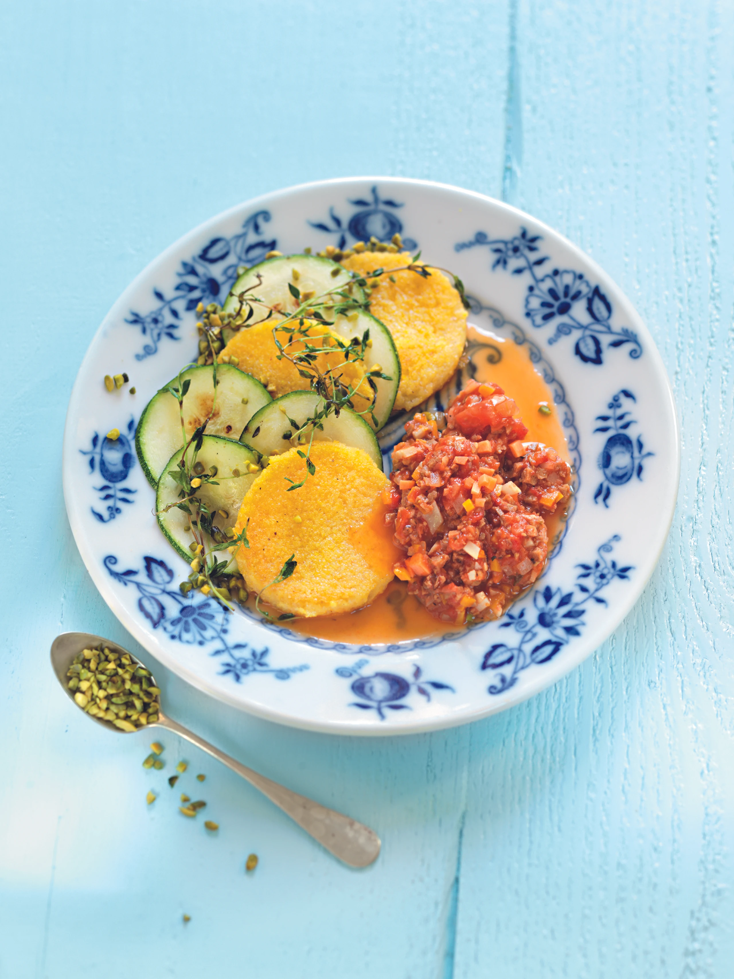 Seitan-Bolognese mit Zucchini und Polenta