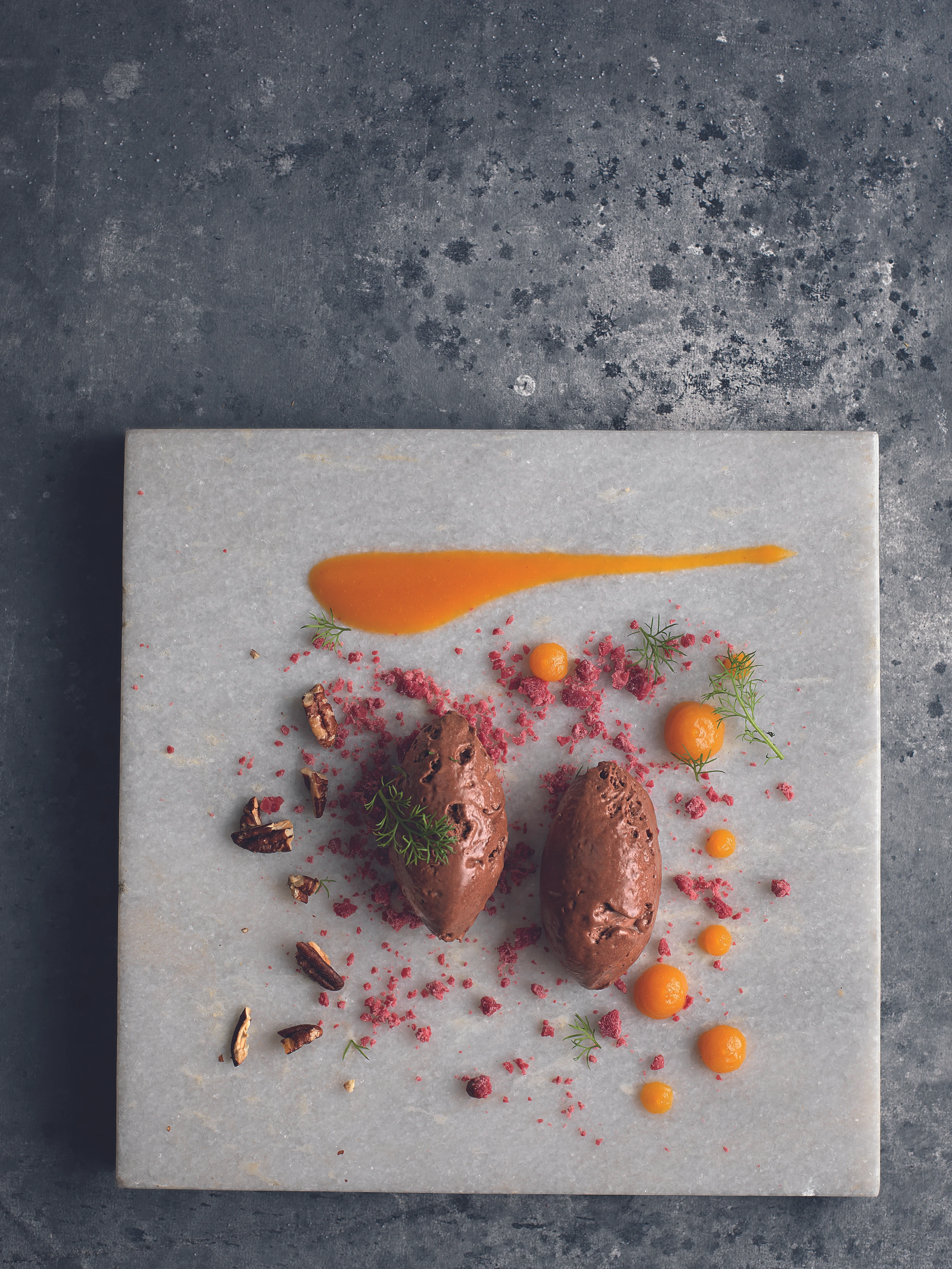 Schokomousse mit Rote-Rüben-Knusper und Marillengelee