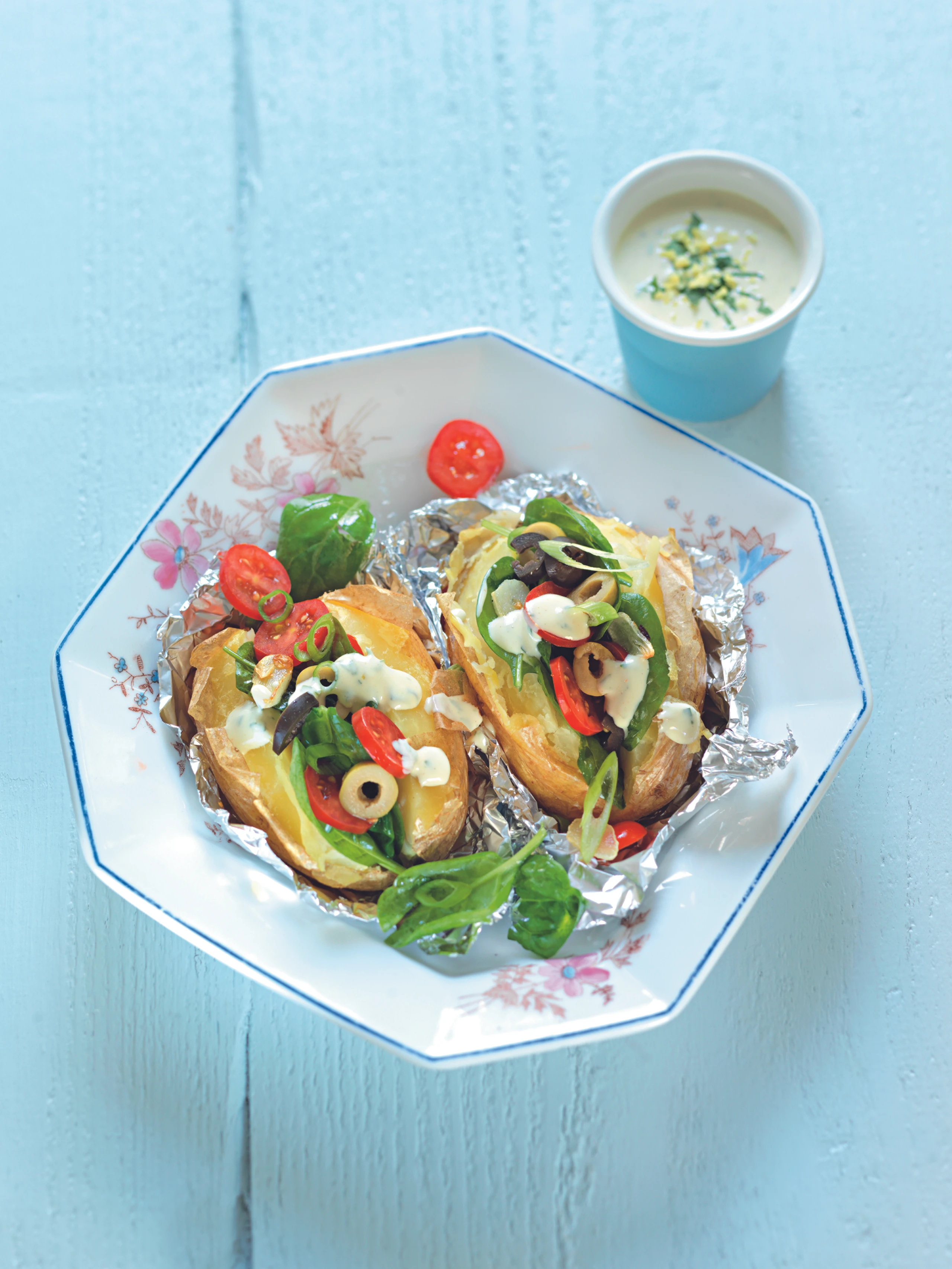 Folienerdäpfel mit Gemüse und Senf-Dip