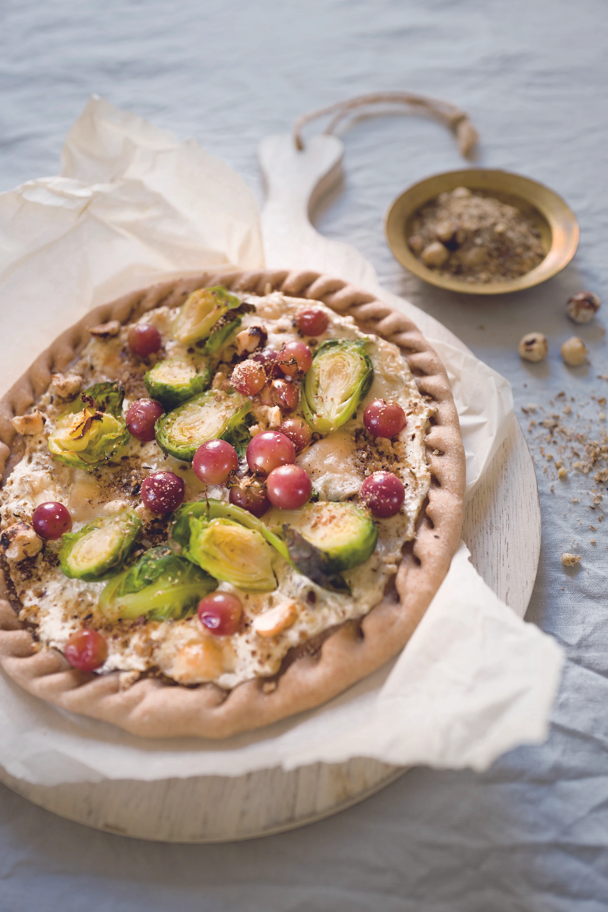 Kohlsprossen-Tarte mit Dukkah-Kruste