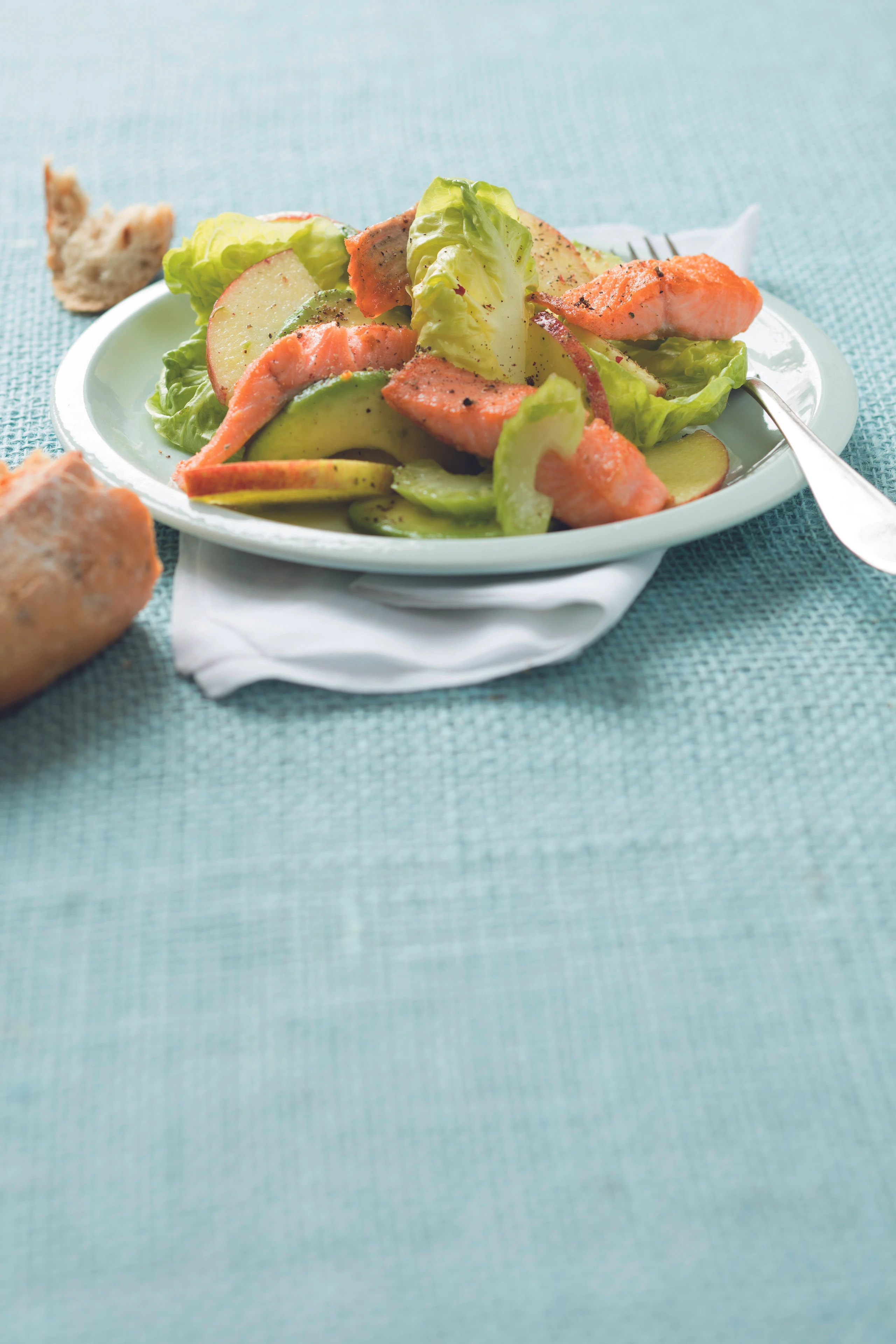 Avocado-Apfelsalat mit Lachsforelle