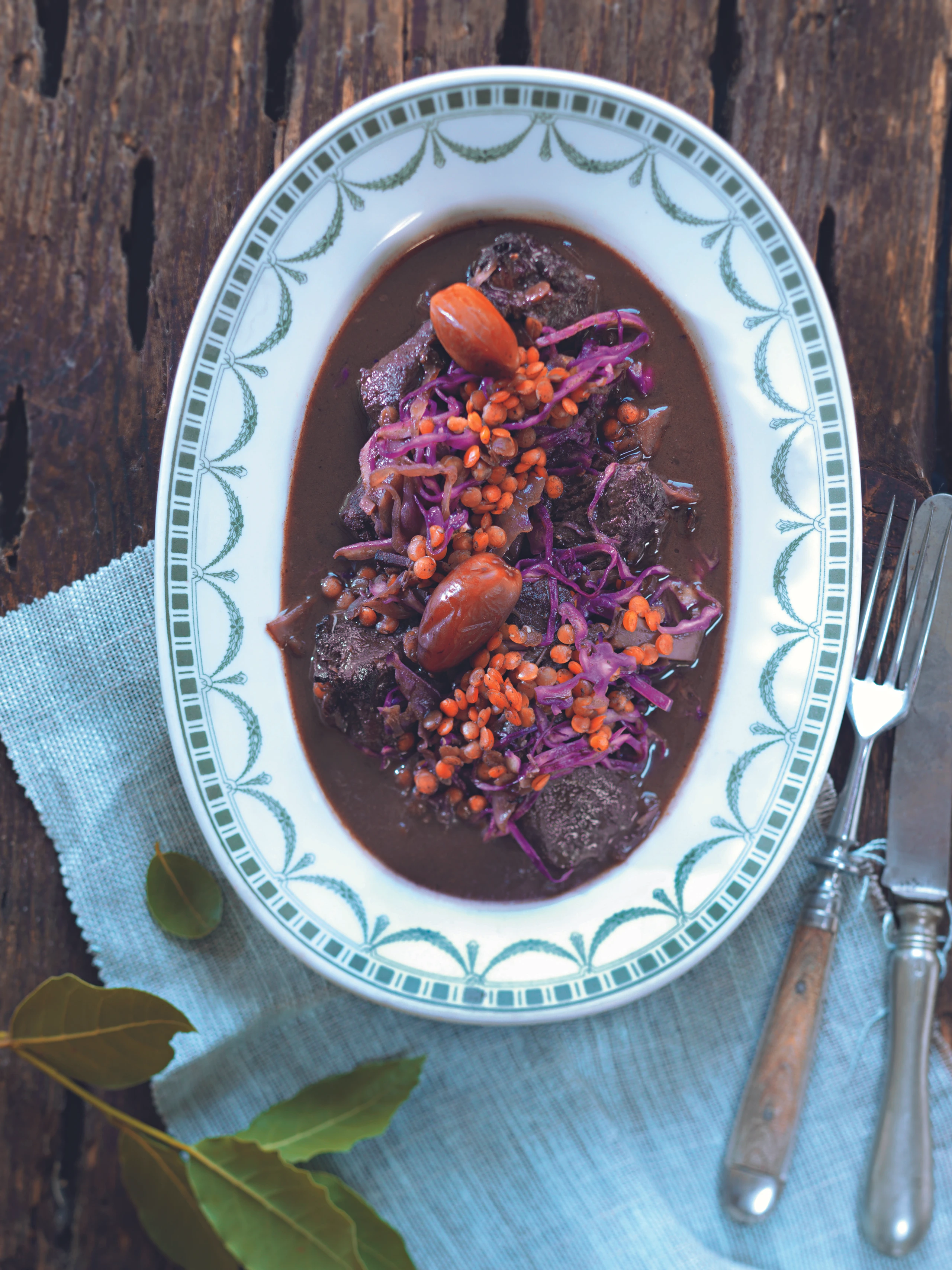 Wild-Eintopf mit Datteln und Linsen