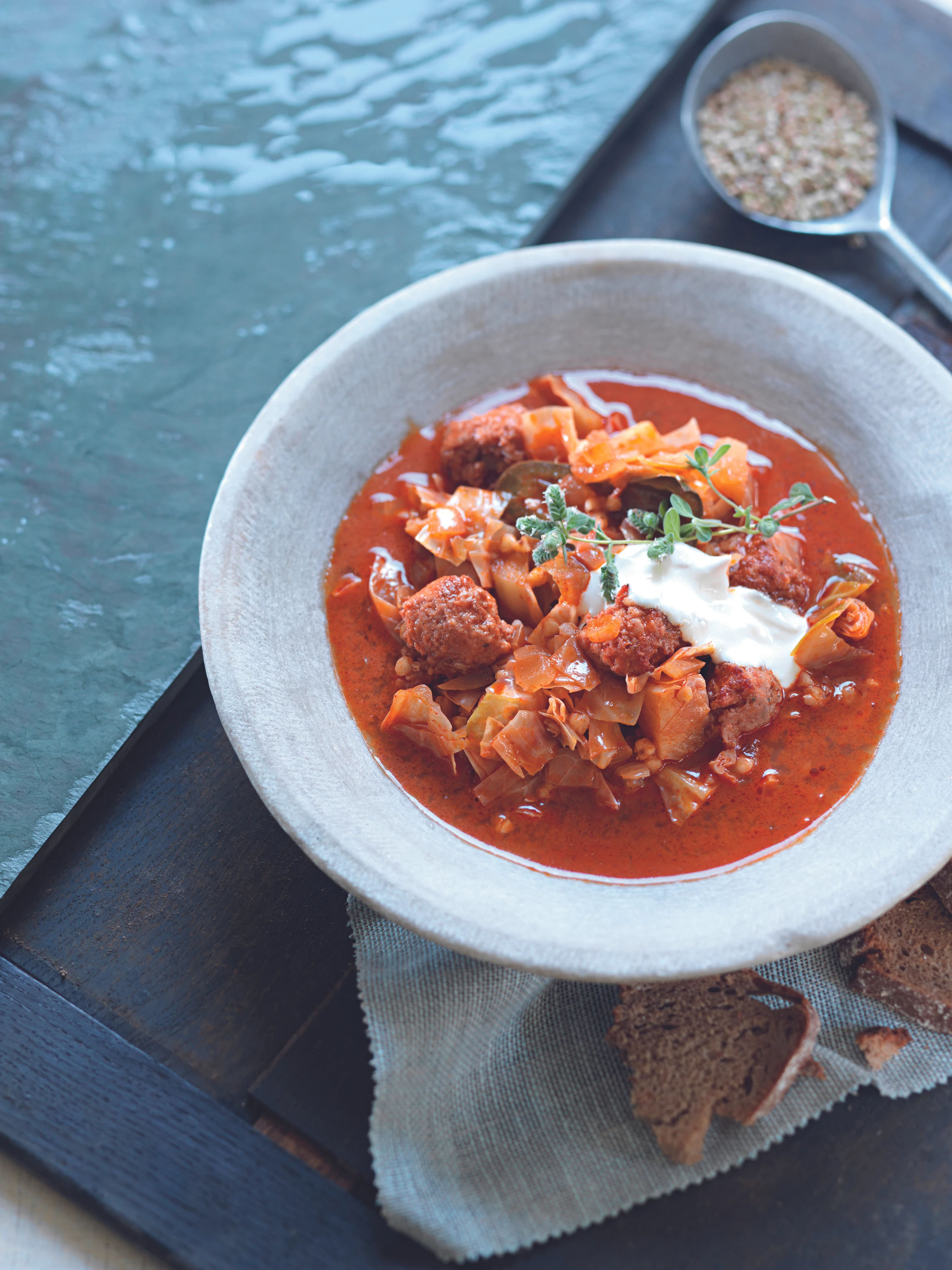Eintopf mit Bratwurst, Kraut und Buchweizen