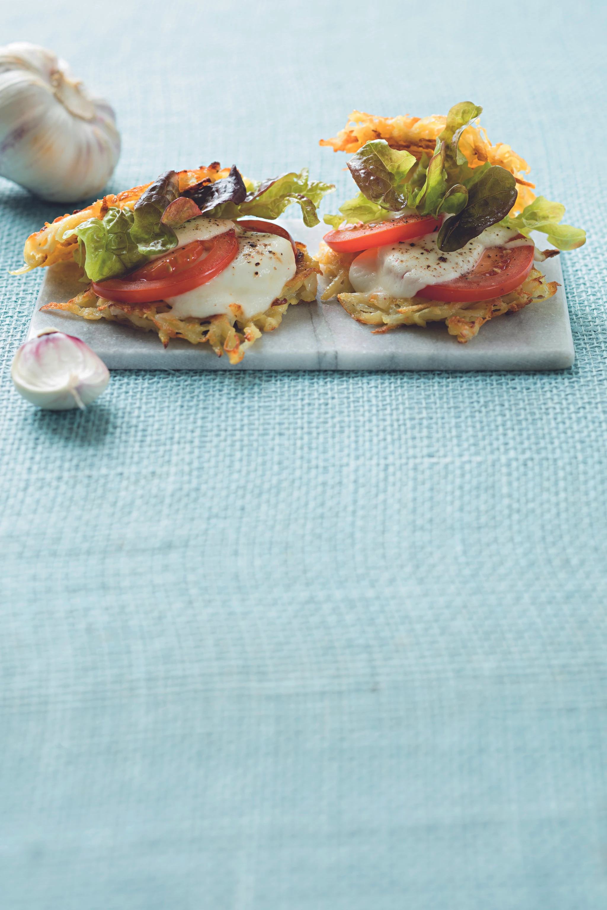 Caprese-Erdäpfelburger mit Mozzarella und Paradeisern