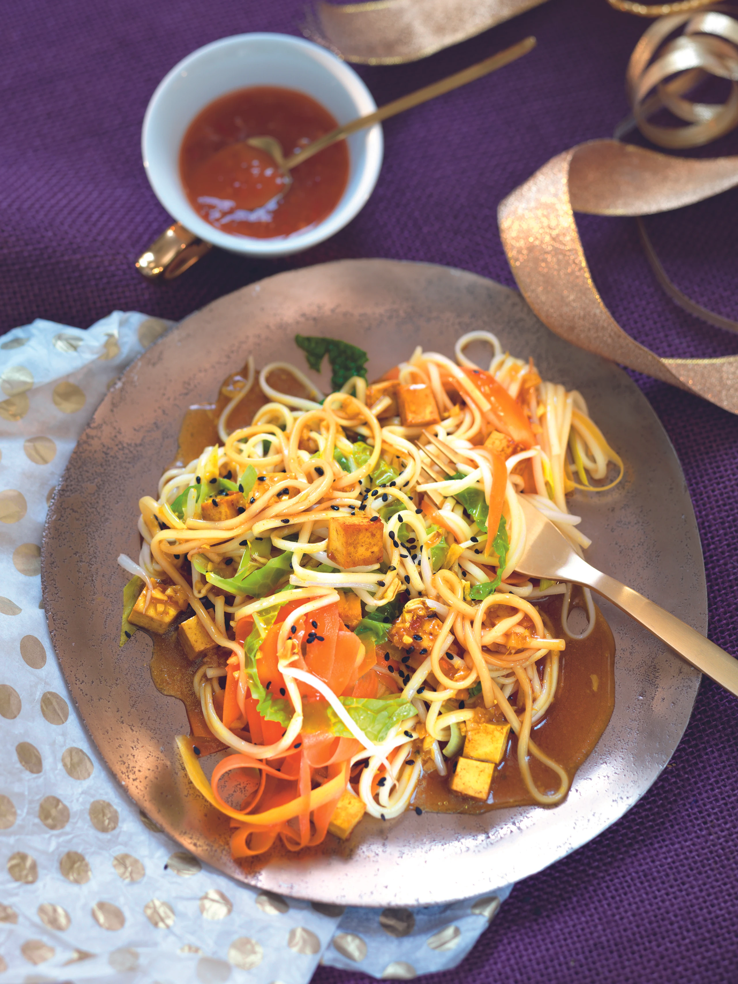 Gemüse-Nudeln mit Gewürz-Tofu