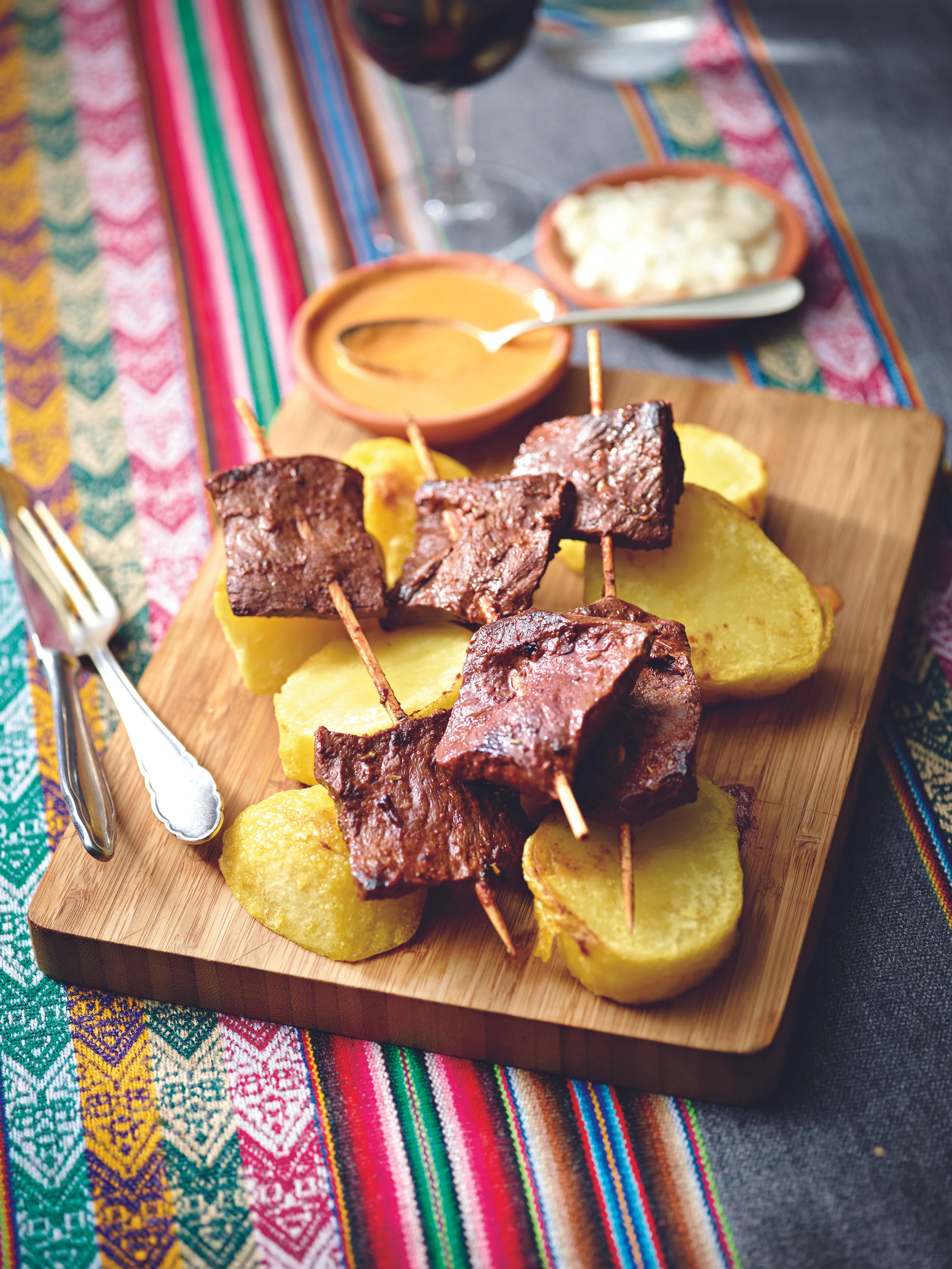 Anticucho: Mariniertes Rinderherz mit scharfer Sauce und Sauce Tartare