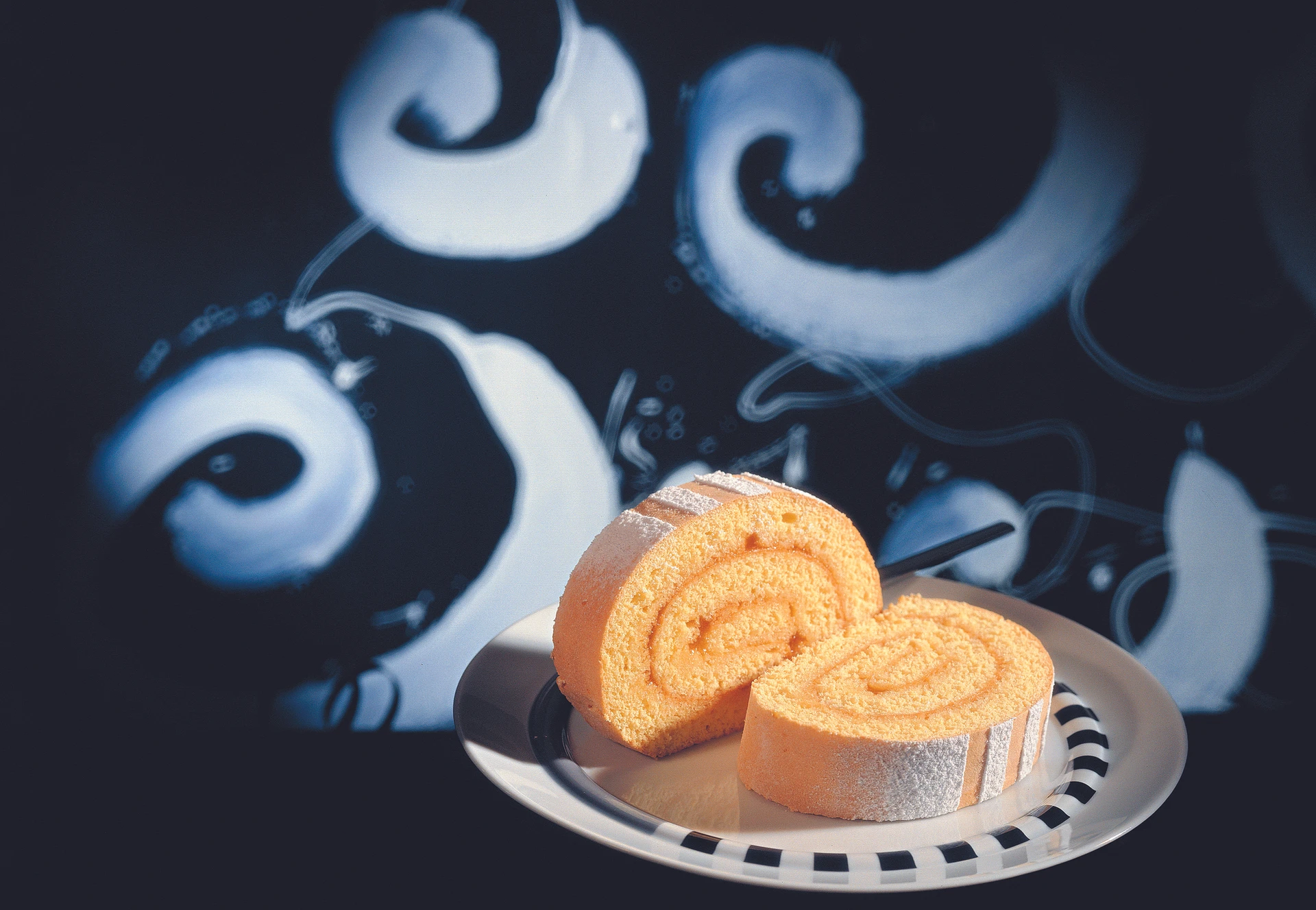 Biskuitroulade mit selbstgemachter Marillenmarmelade • Rezept