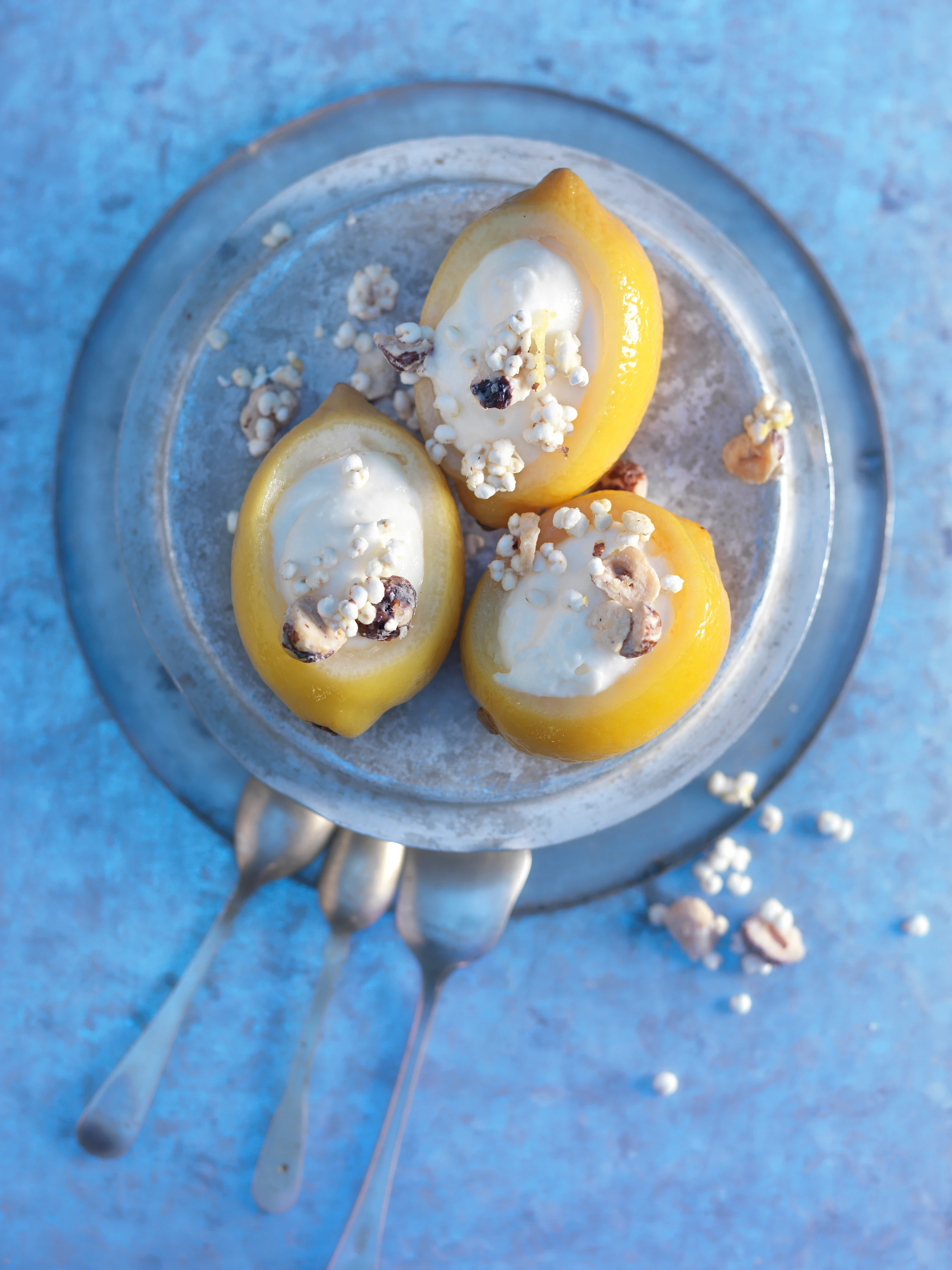 Zitrone mit Zitronenmousse und Knusperhirse