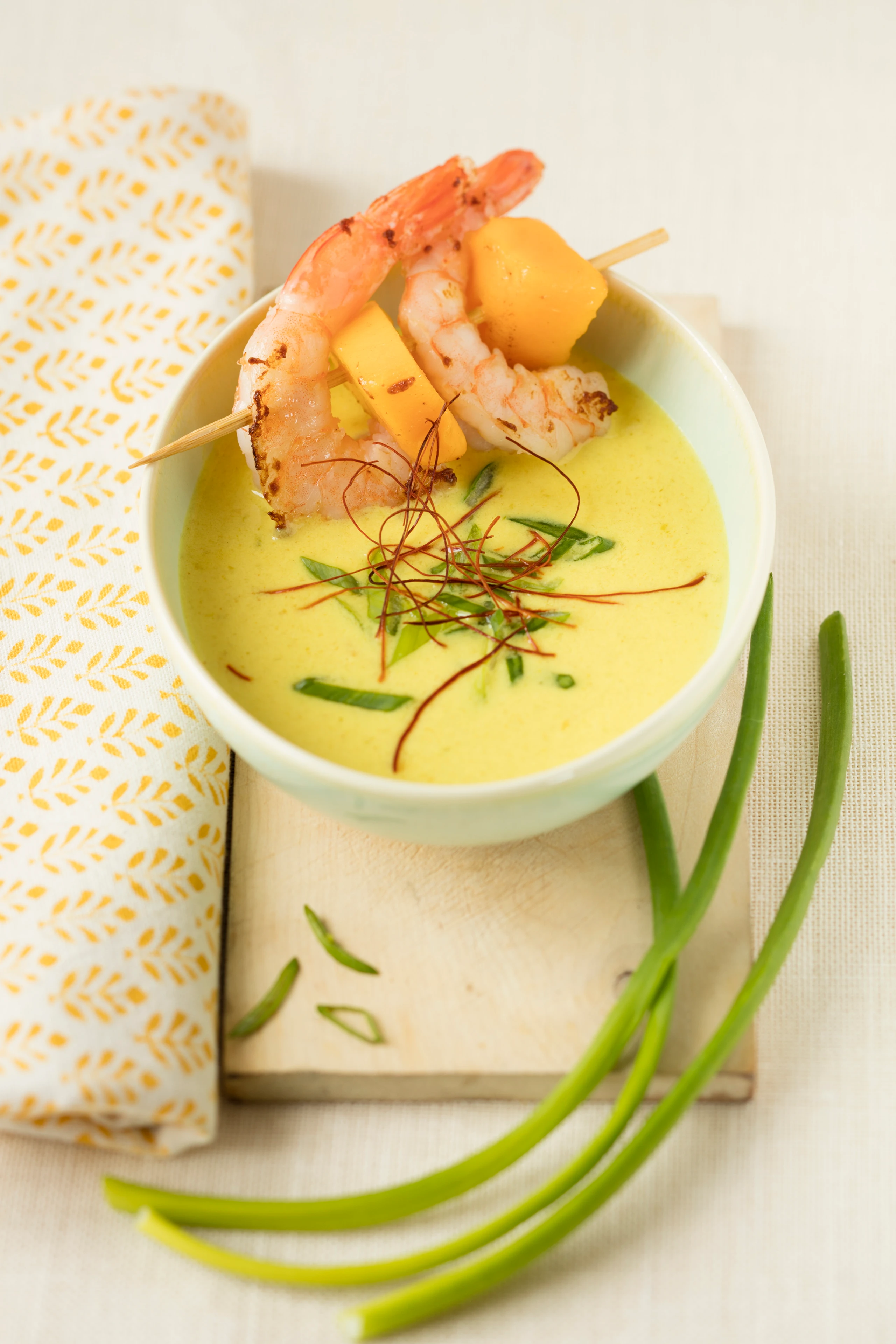 Currysuppe mit Garnelen-Mangopießchen