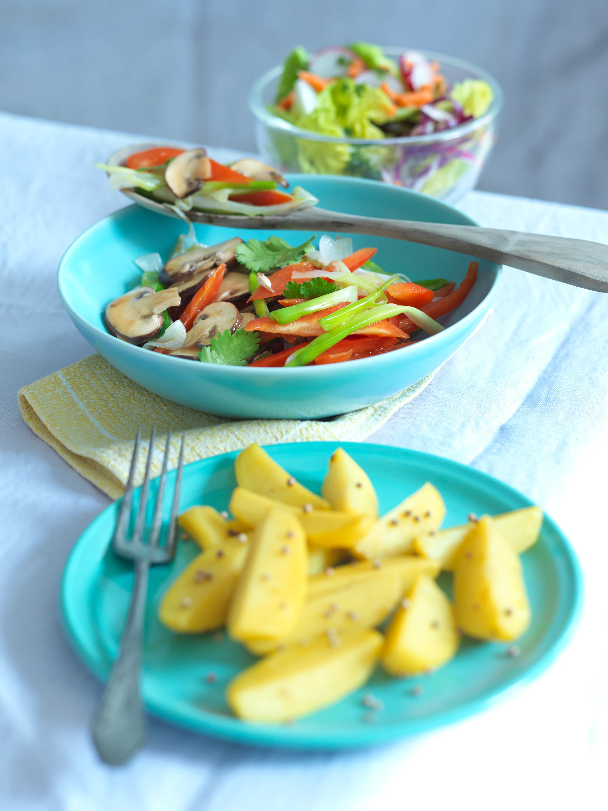 Paprika-Pilz-Wok mit Kurkuma-Erdäpfeln und Salat mit Petersildressing