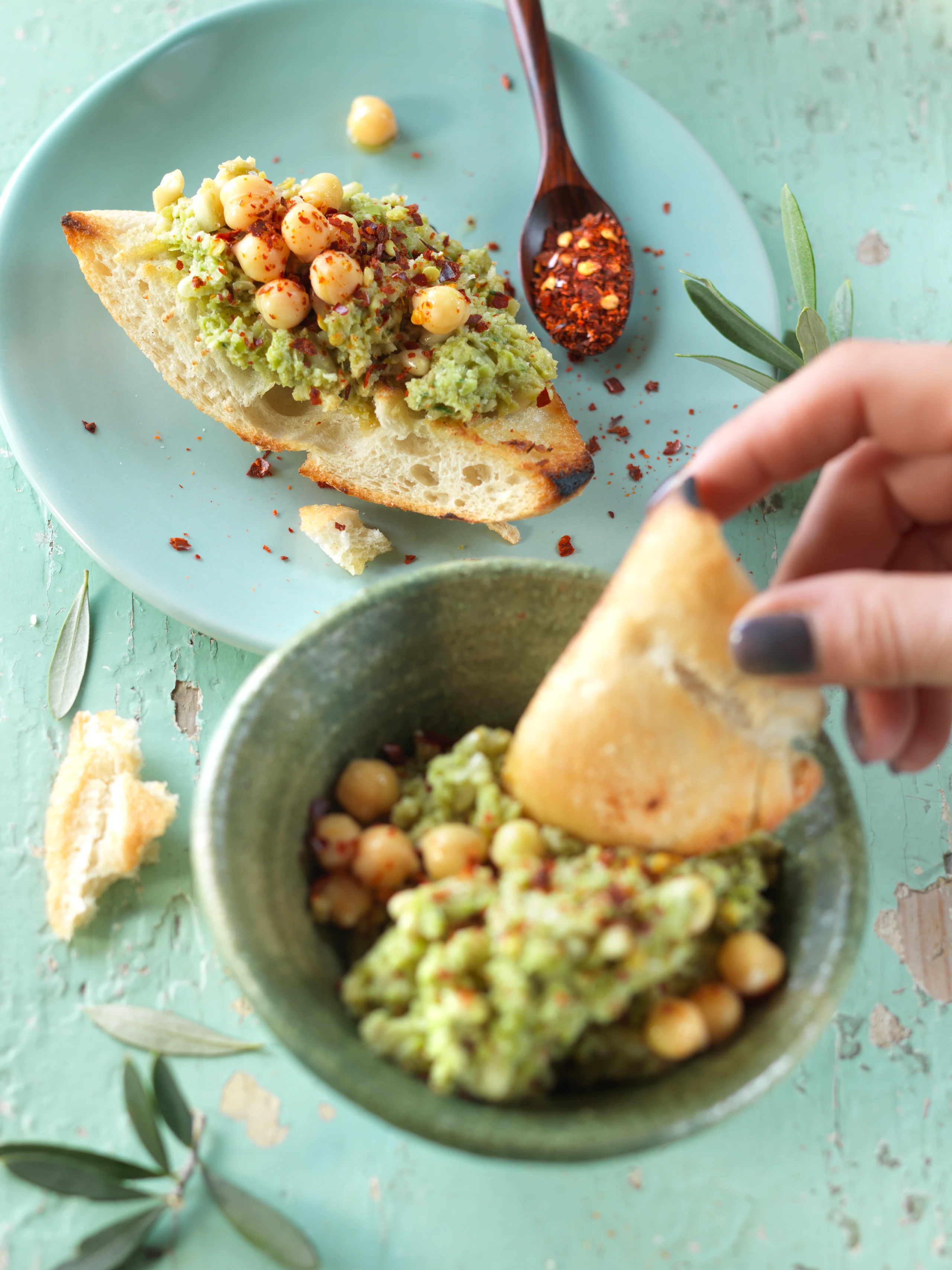 Crostini mit Olivenpaste und Kichererbsen