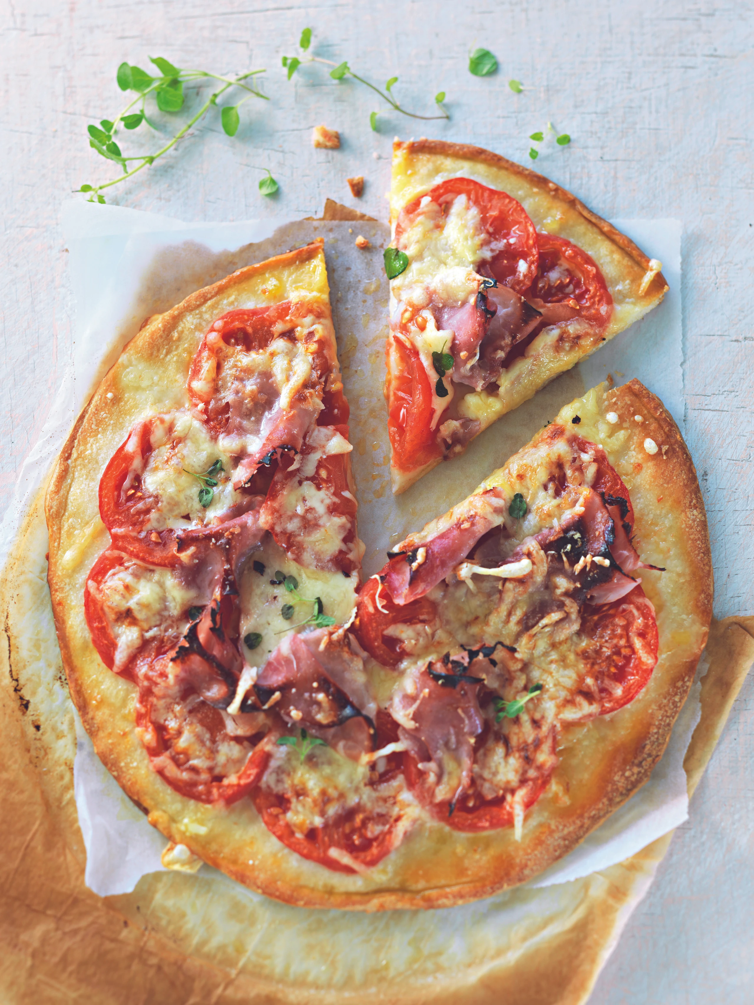 Paradeiser-Schinken-Pizza