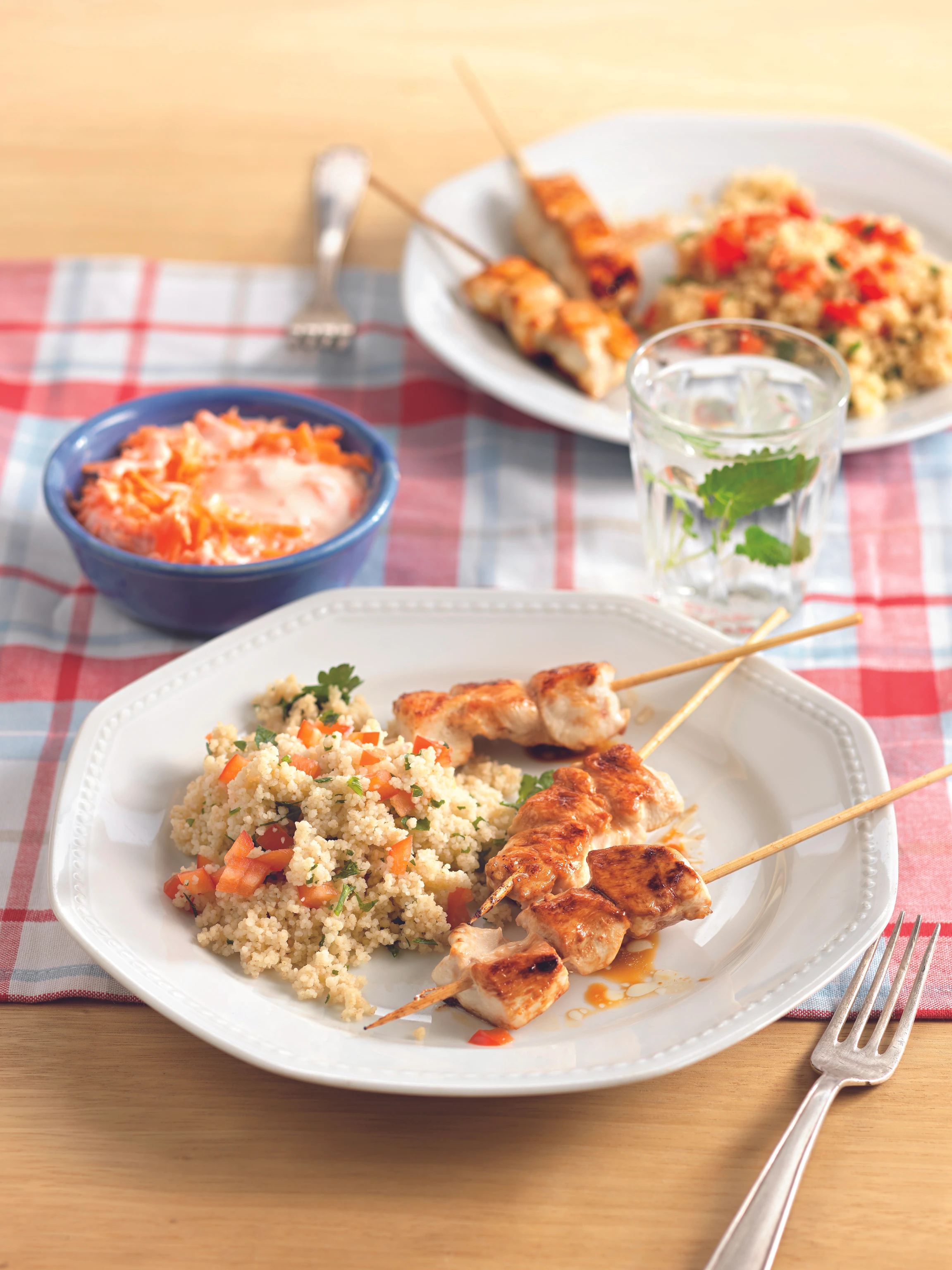 Hühnerspießchen mit buntem Couscous und Karottensalat