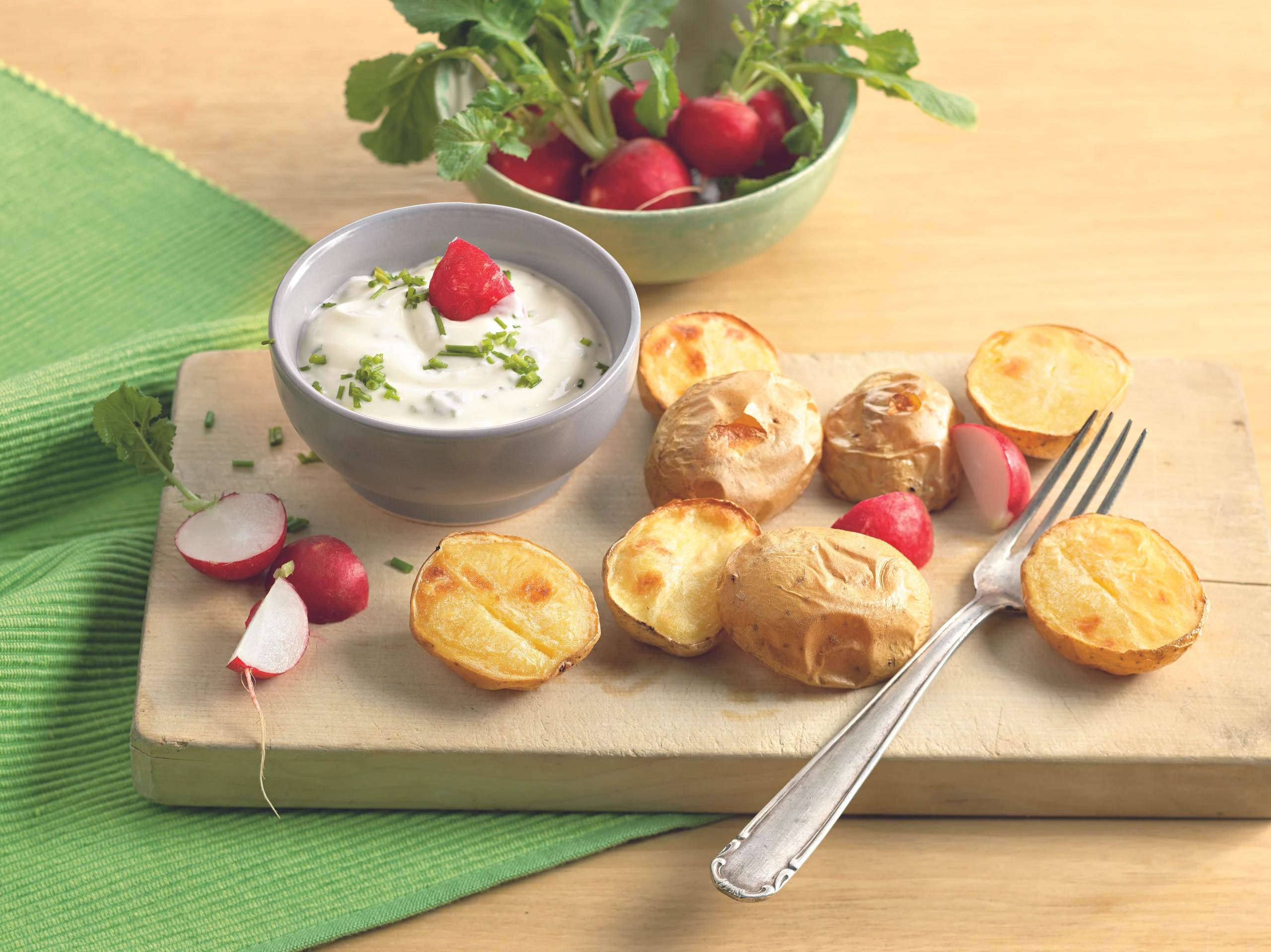 Ofenerdäpfel mit Kräuter-Joghurt-Dip