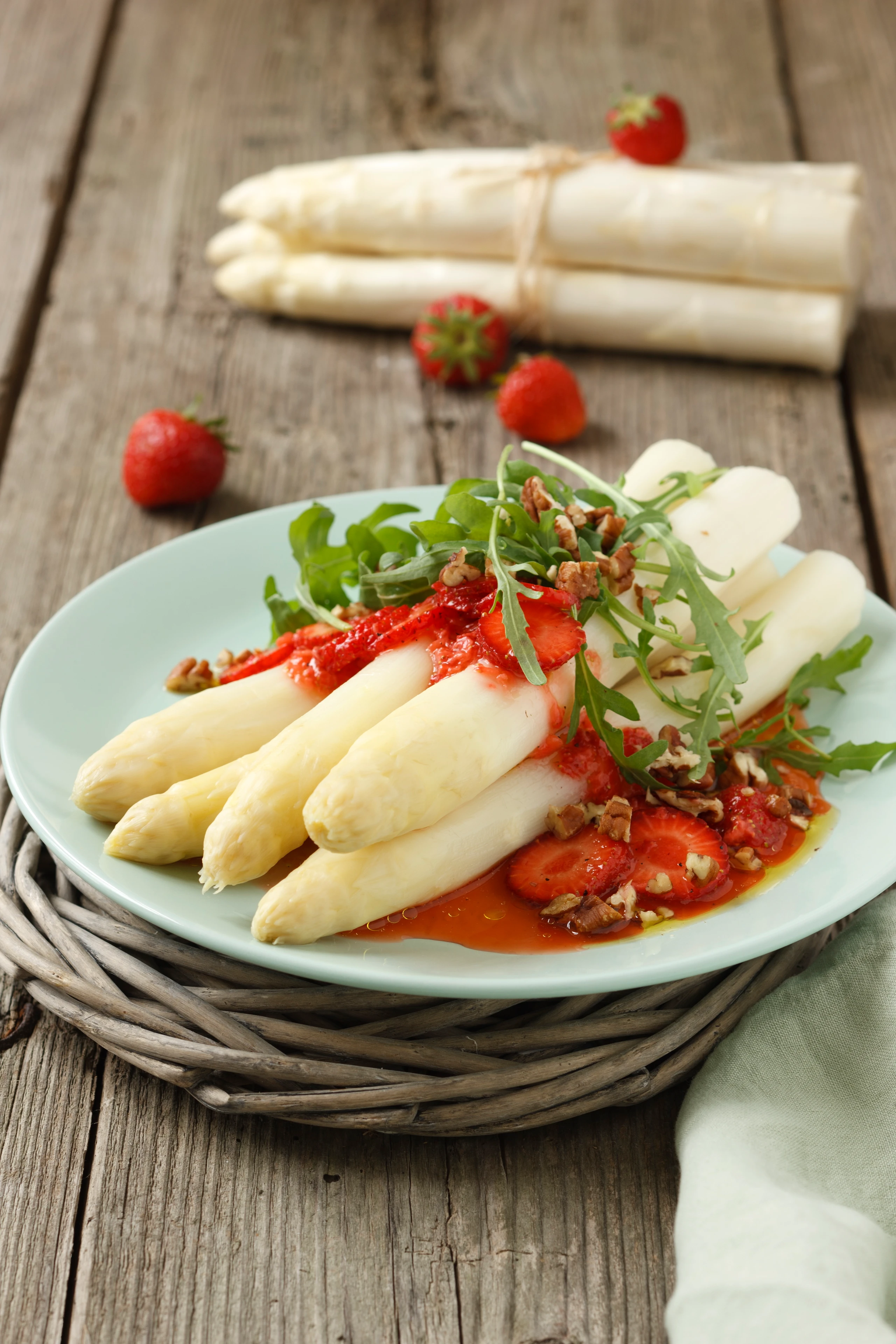 Weißer Spargel mit Erdbeervinaigrette