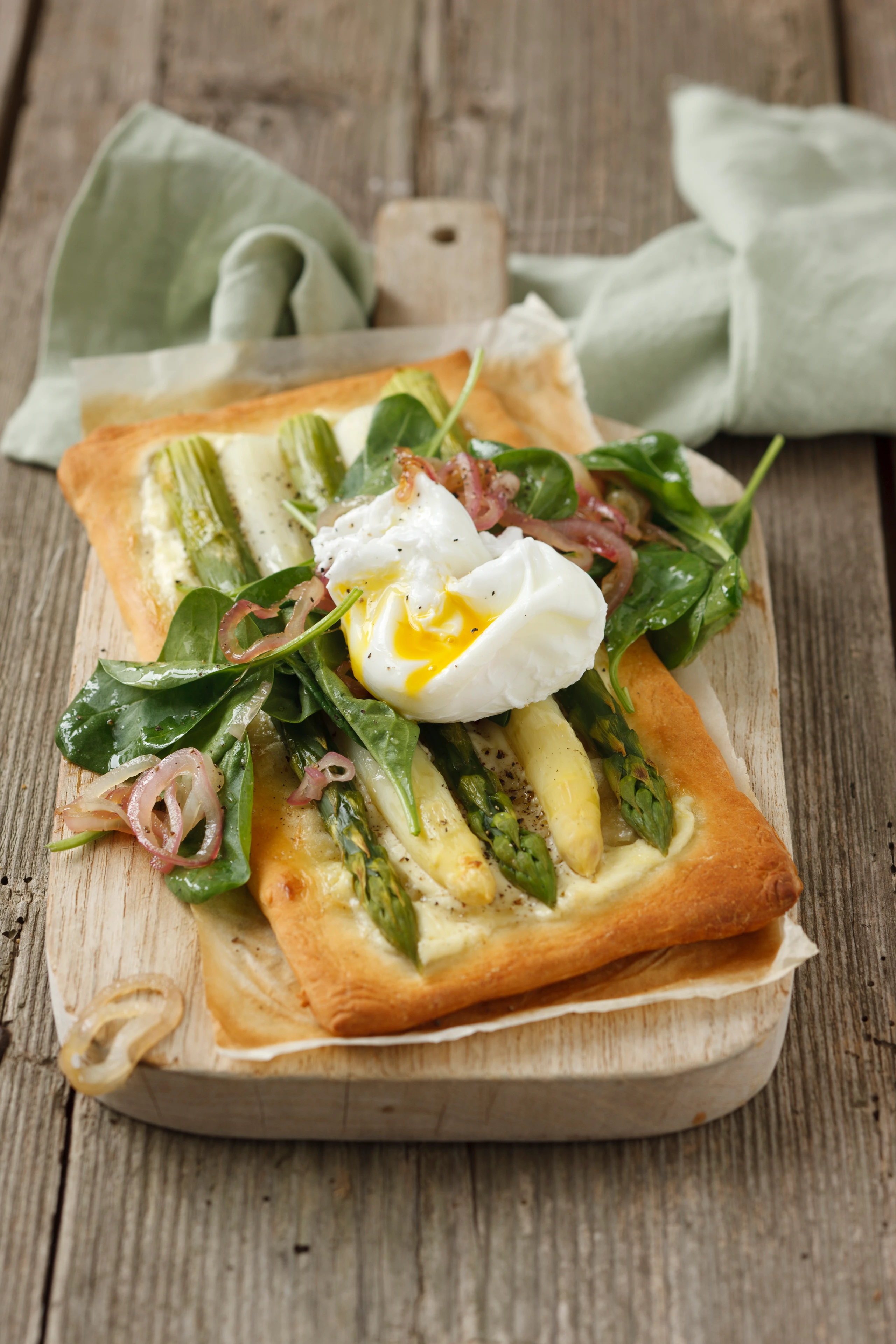 Spargelpizza mit pochiertem Ei