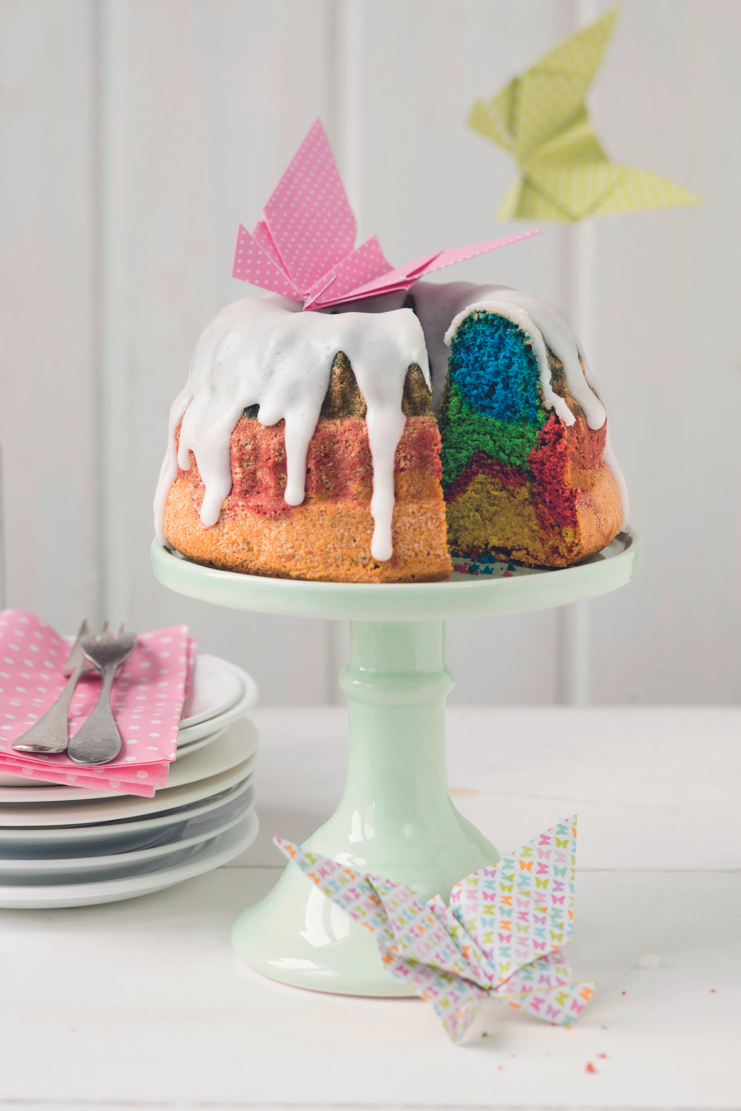 Bunter Gugelhupf mit Zitronenglasur