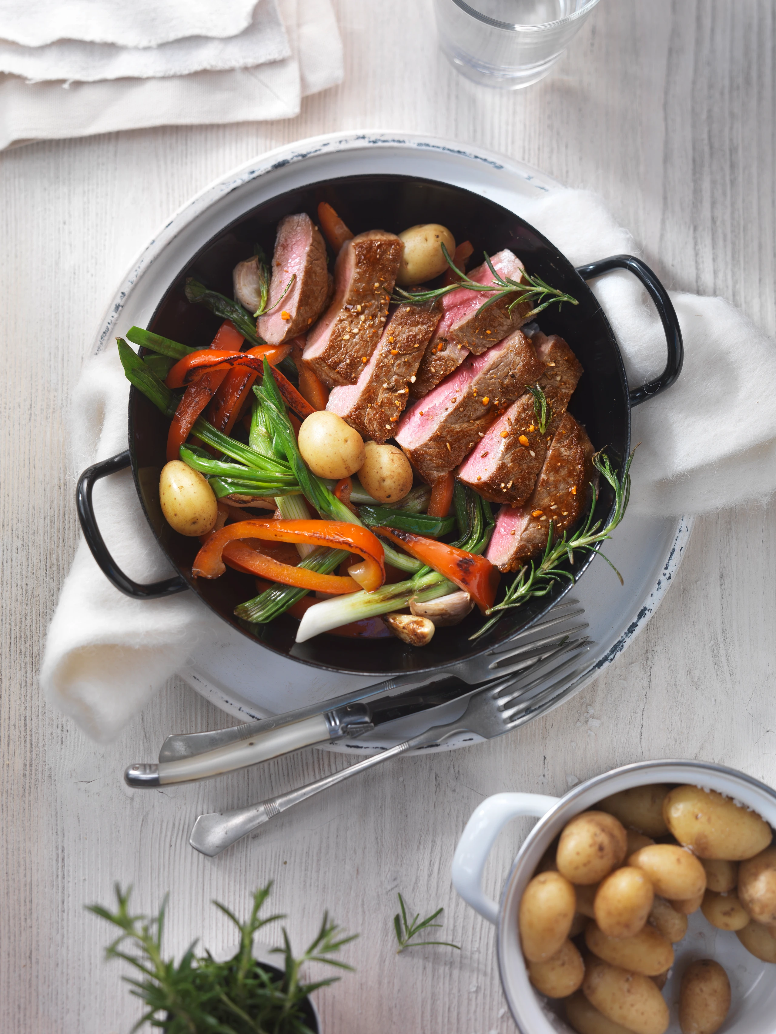 Rumpsteak mit Paprika und Jungzwiebeln