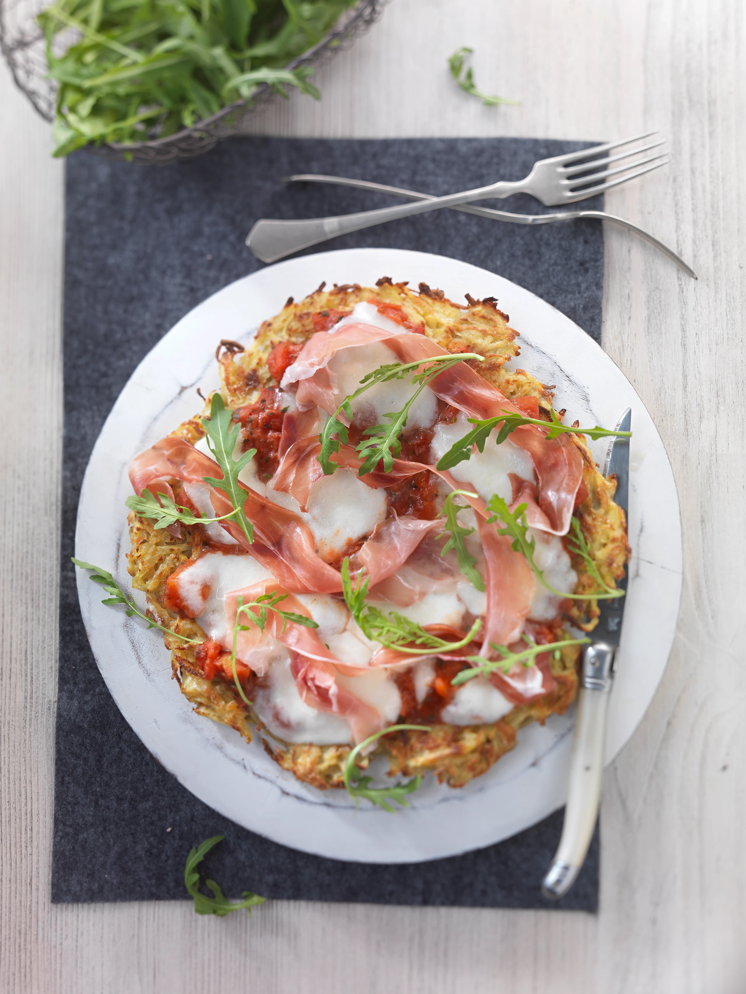 Erdäpfel-Pizza mit Schinken und Rucola