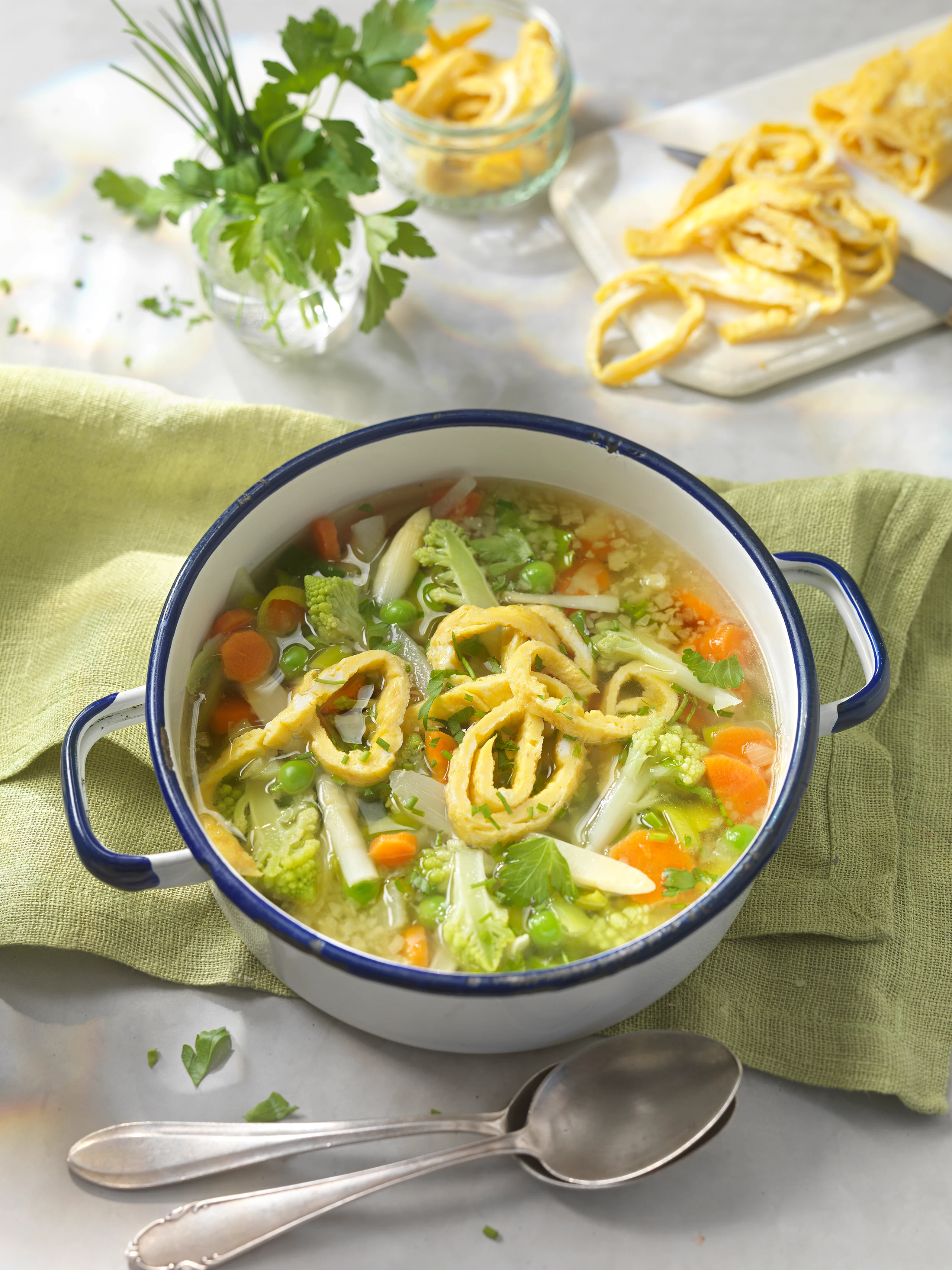 Frühlingsgemüsesuppe mit Omelettstreifen