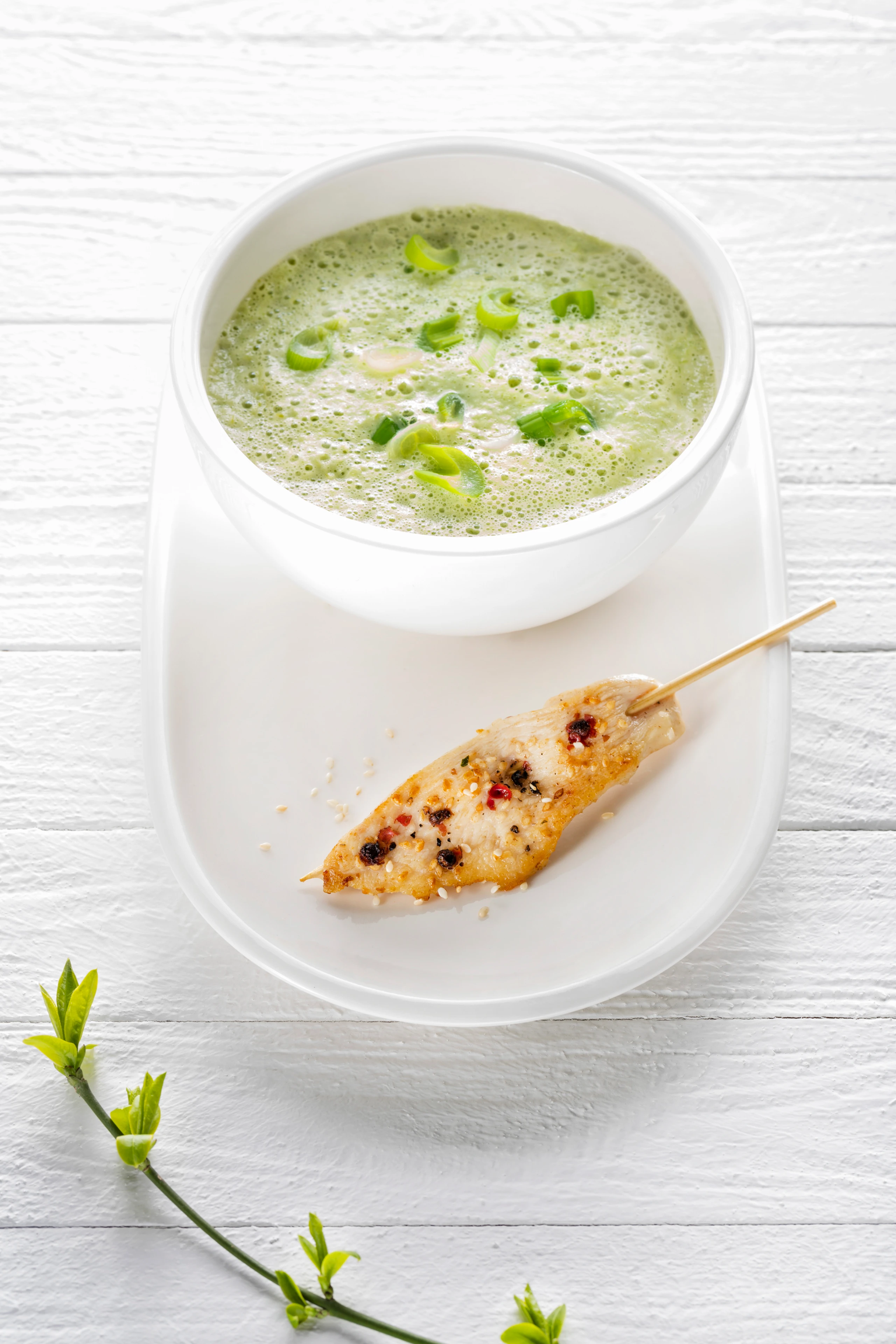 Jungzwiebelsuppe mit Hühnerspießen