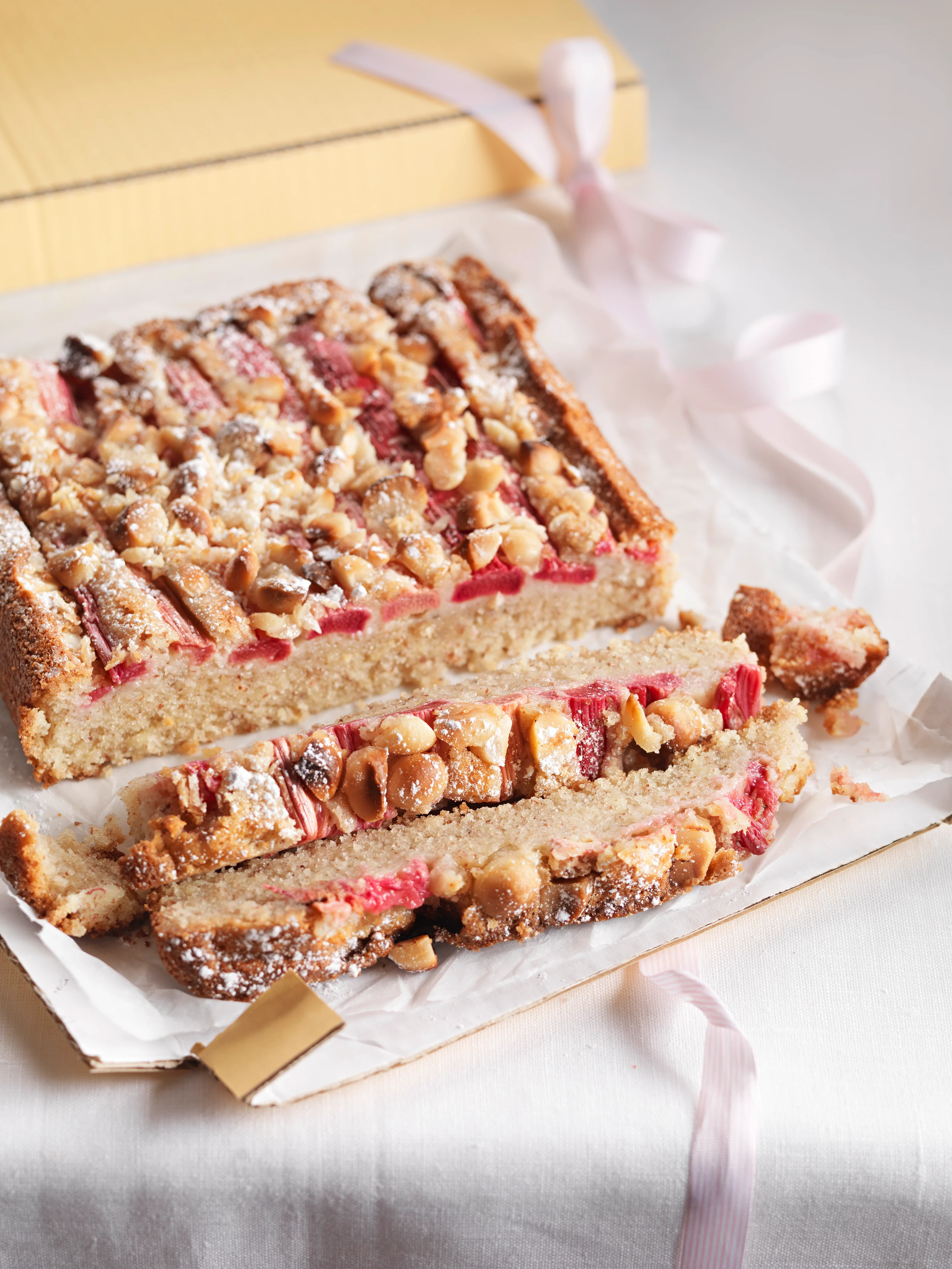 Rhabarberkuchen mit Macadamianüssen