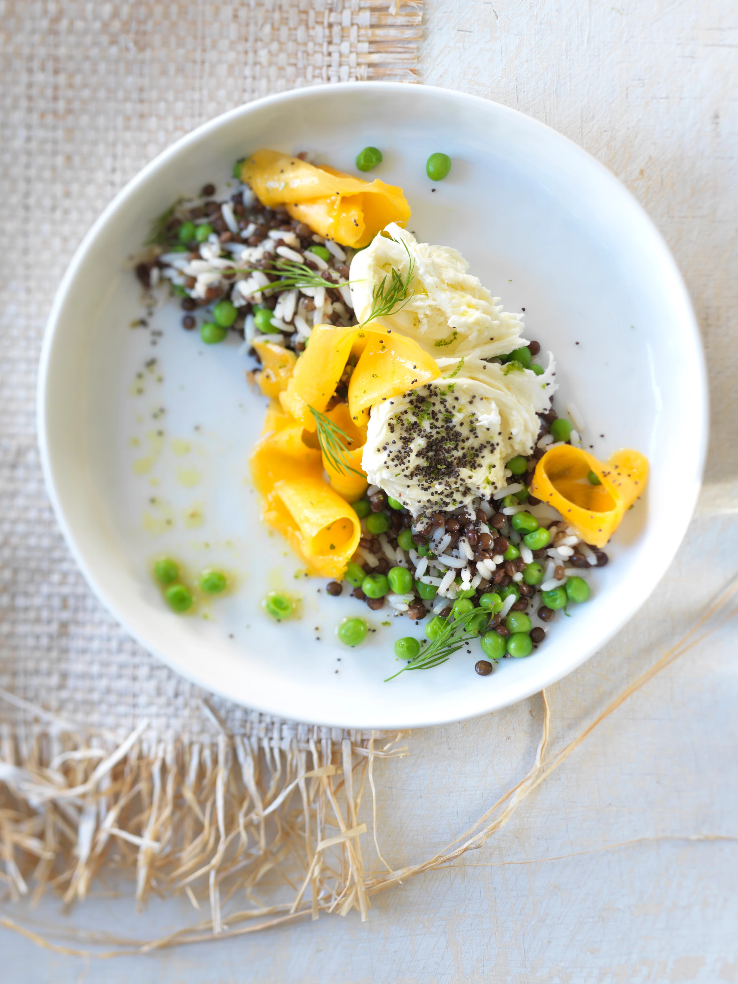 Reissalat mit Erbsen, Linsen und Mango